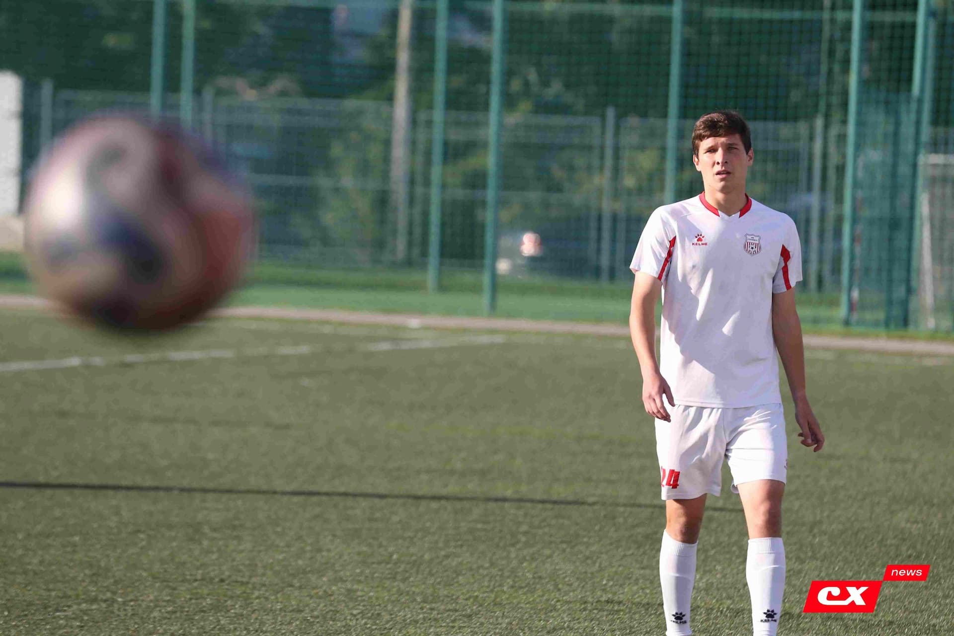 «Полимер» 2:2 «Темп». Третья лига. 05.09.2025. Владимир Мартынов («CX News») и Александр Чёрный («Алтайский спорт») — кадр 98