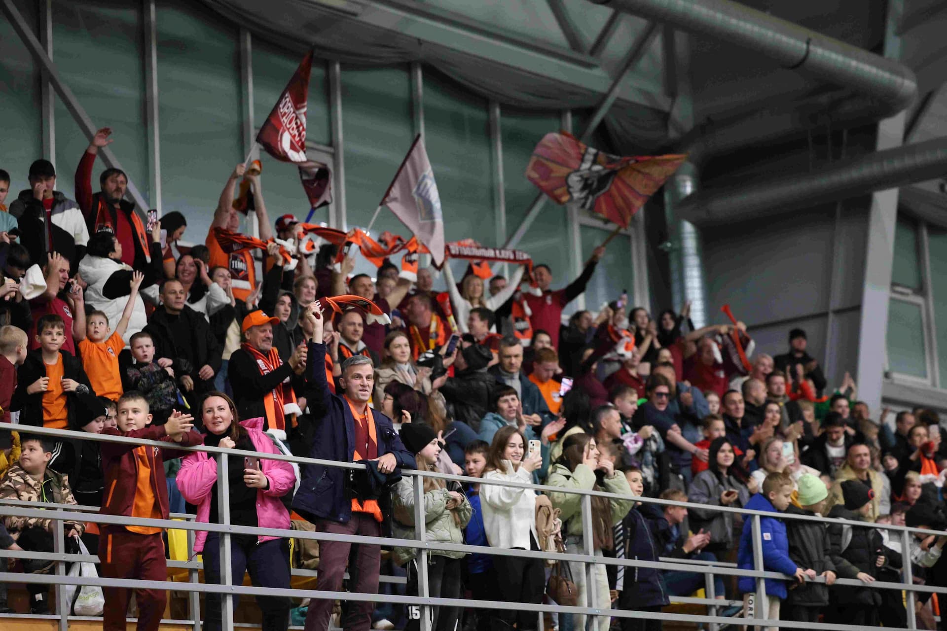 «Темп» 1:0 «Динамо-Барнаул-М». Третья лига. 05.10.2025. Александр Чёрный («Алтайский спорт»), Владимир Мартынов («CX News») — кадр 34