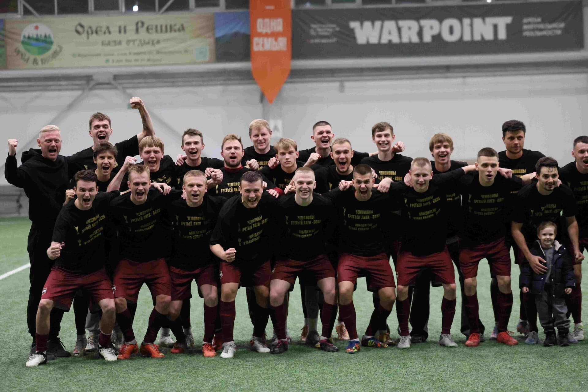 «Темп» 1:0 «Динамо-Барнаул-М». Третья лига. 05.10.2025. Александр Чёрный («Алтайский спорт»), Владимир Мартынов («CX News») — кадр 44