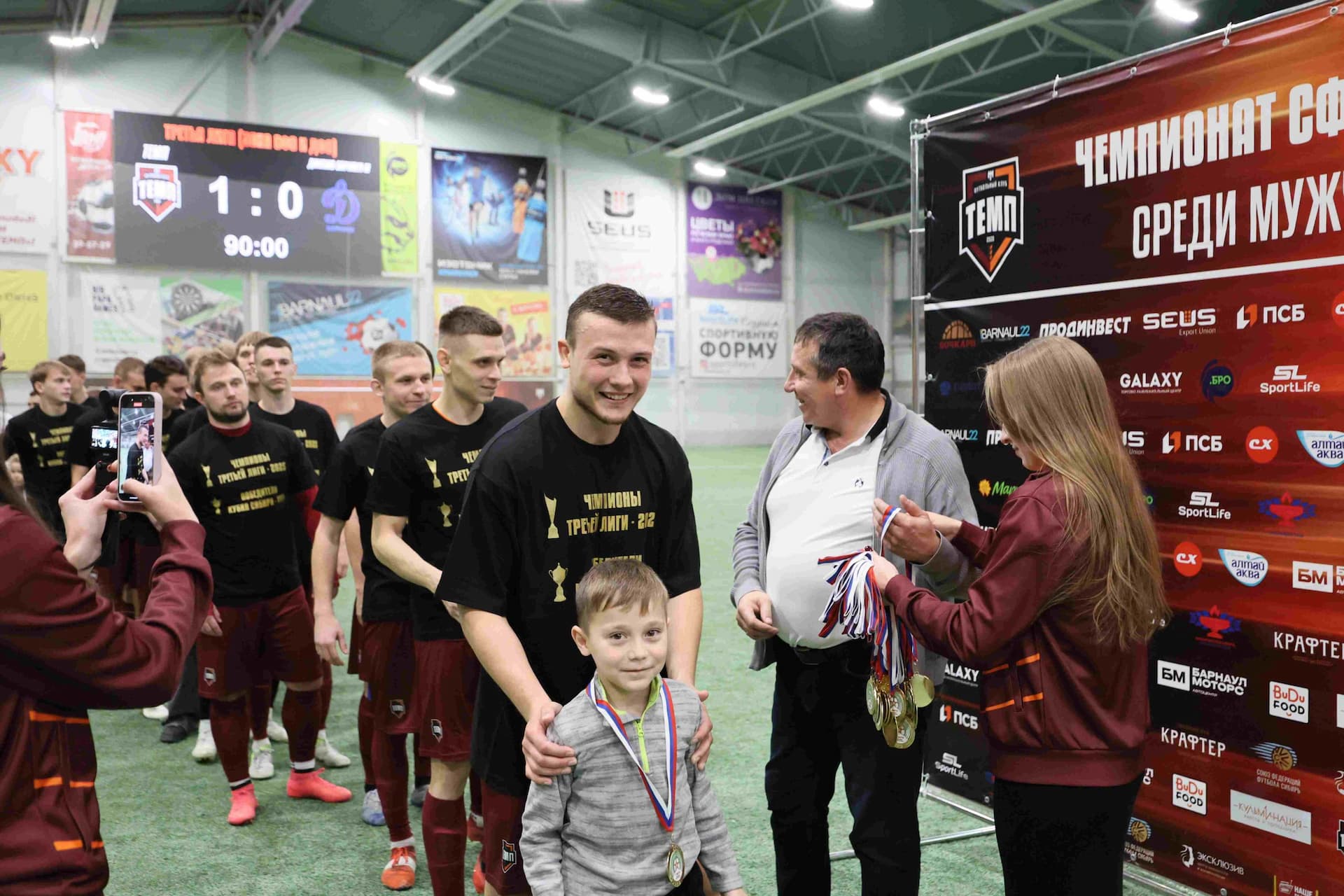 «Темп» 1:0 «Динамо-Барнаул-М». Третья лига. 05.10.2025. Александр Чёрный («Алтайский спорт»), Владимир Мартынов («CX News») — кадр 51