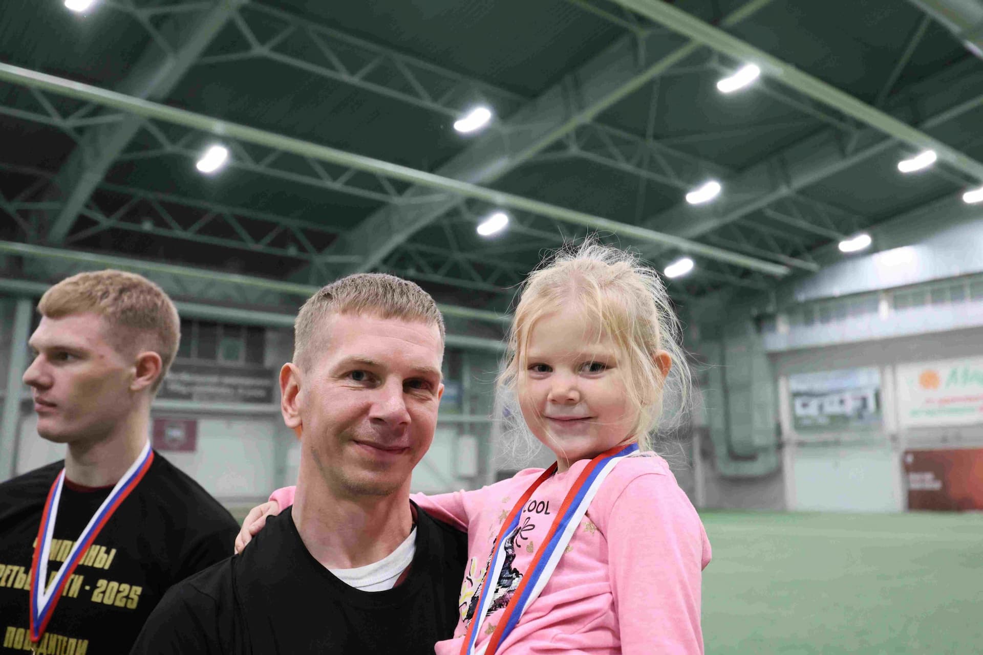 «Темп» 1:0 «Динамо-Барнаул-М». Третья лига. 05.10.2025. Александр Чёрный («Алтайский спорт»), Владимир Мартынов («CX News») — кадр 56