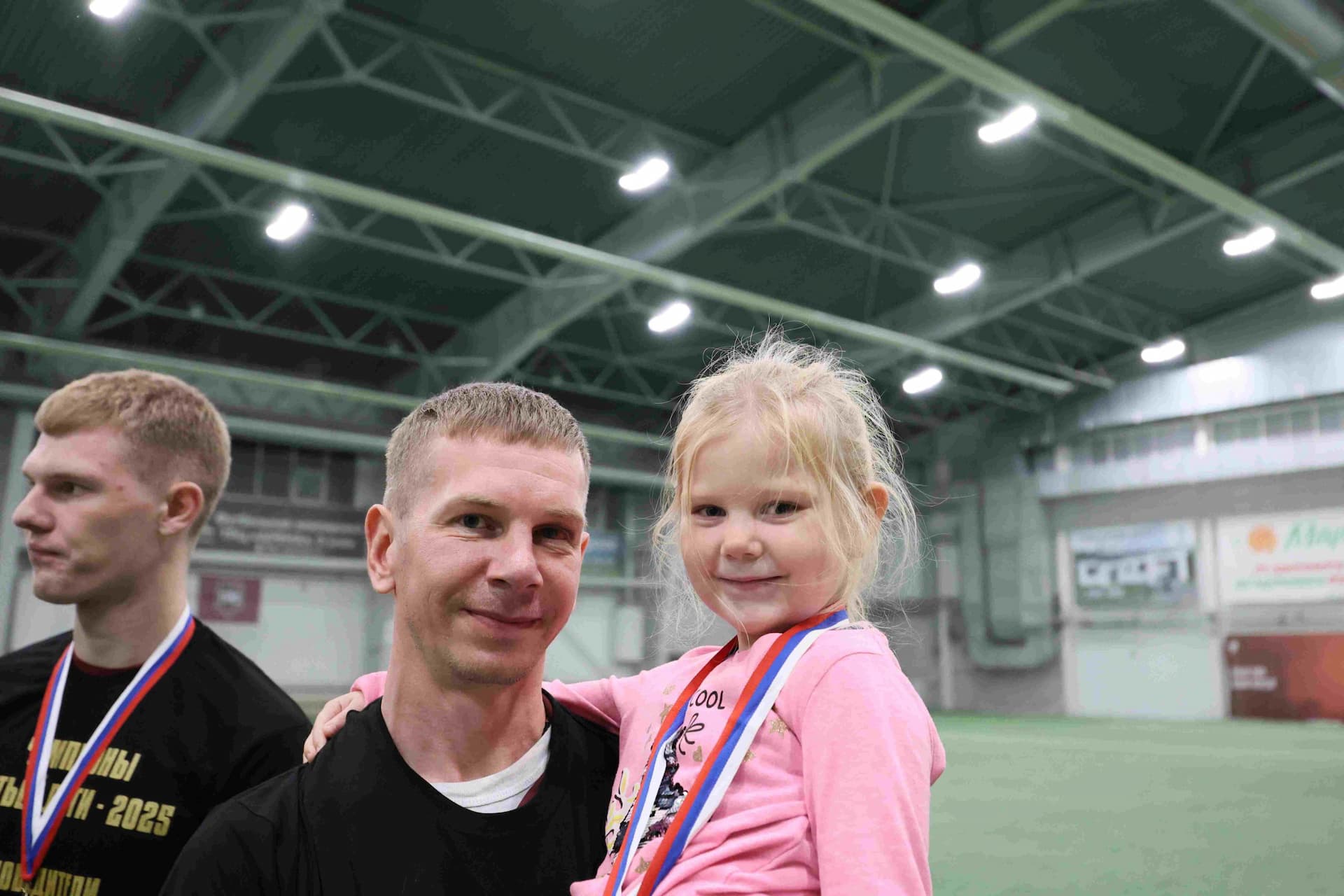 «Темп» 1:0 «Динамо-Барнаул-М». Третья лига. 05.10.2025. Александр Чёрный («Алтайский спорт»), Владимир Мартынов («CX News») — кадр 57