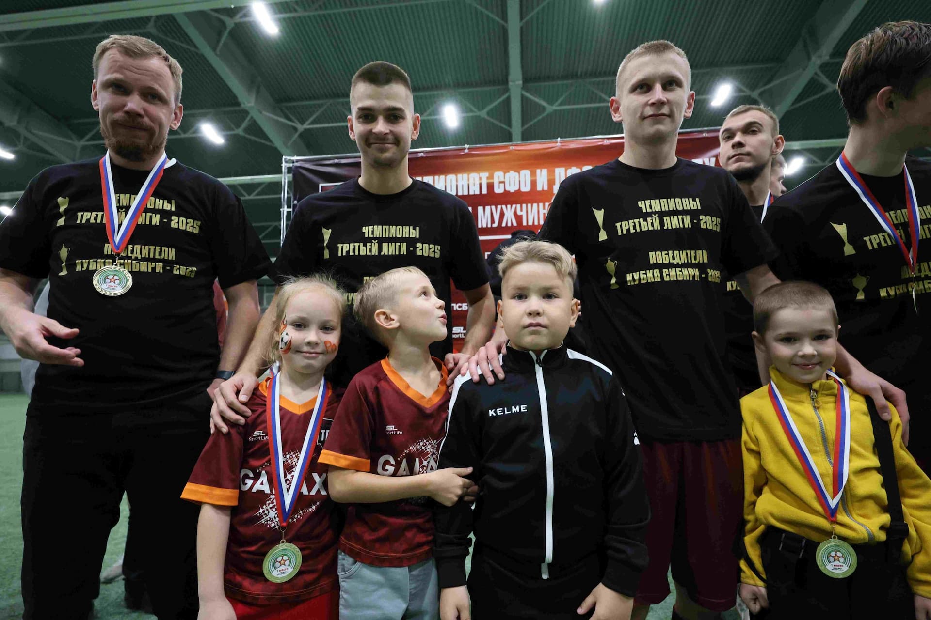 «Темп» 1:0 «Динамо-Барнаул-М». Третья лига. 05.10.2025. Александр Чёрный («Алтайский спорт»), Владимир Мартынов («CX News») — кадр 58