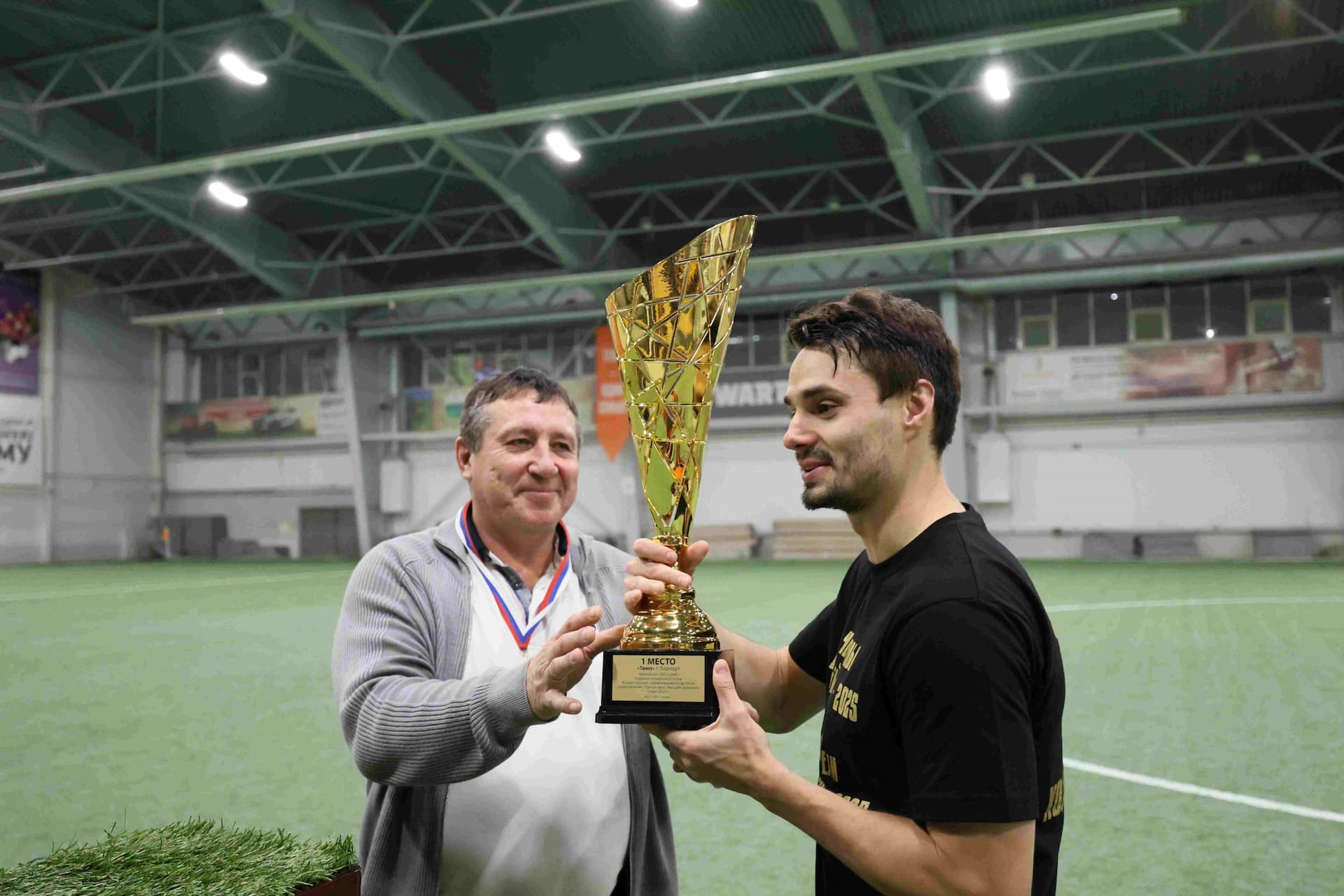 «Темп» 1:0 «Динамо-Барнаул-М». Третья лига. 05.10.2025. Александр Чёрный («Алтайский спорт»), Владимир Мартынов («CX News») — кадр 59