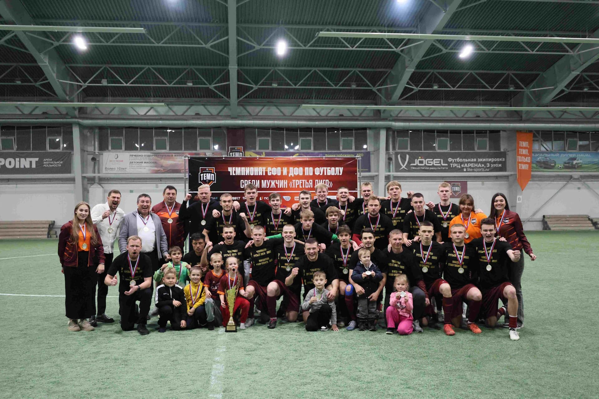 «Темп» 1:0 «Динамо-Барнаул-М». Третья лига. 05.10.2025. Александр Чёрный («Алтайский спорт»), Владимир Мартынов («CX News») — кадр 64