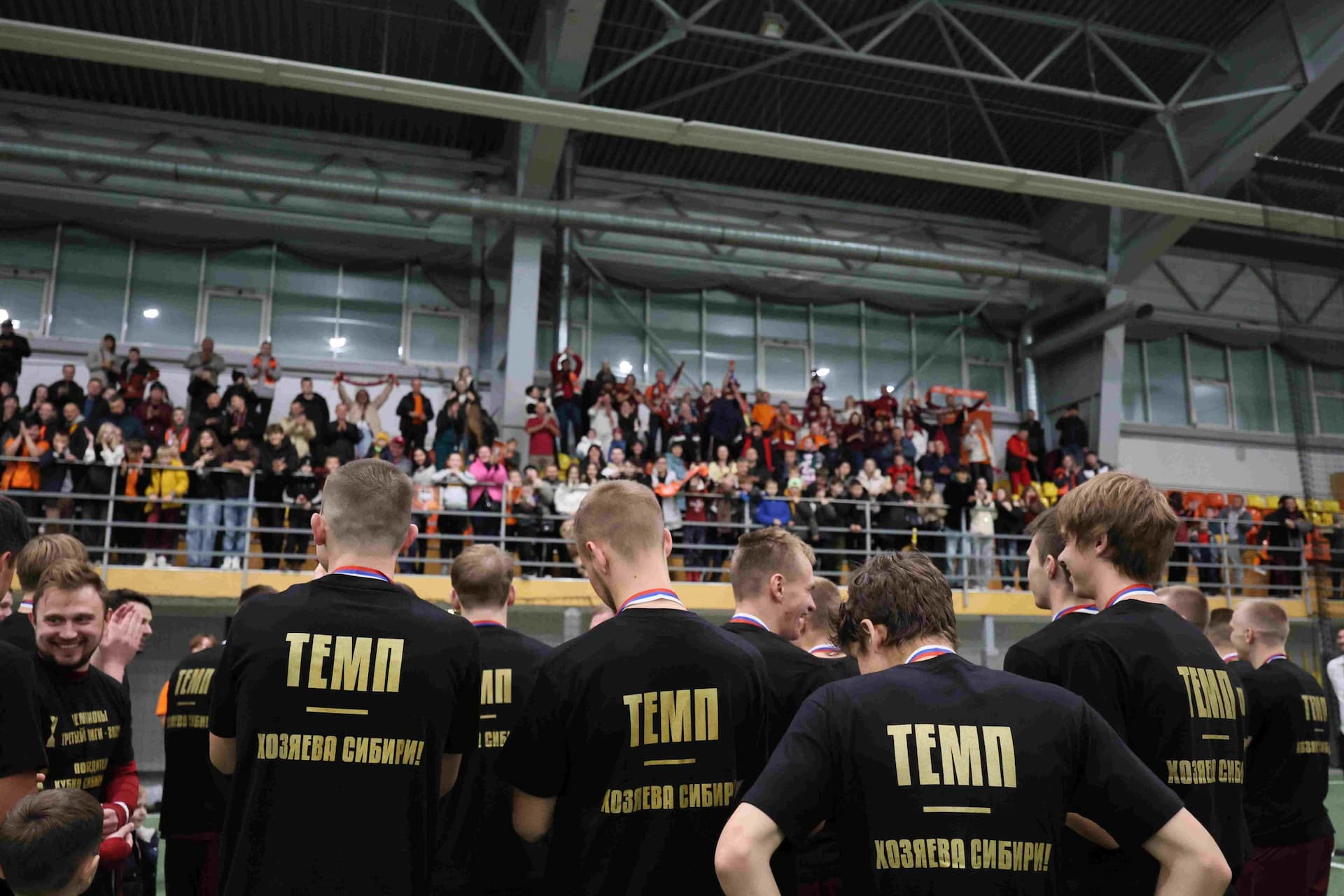 «Темп» 1:0 «Динамо-Барнаул-М». Третья лига. 05.10.2025. Александр Чёрный («Алтайский спорт»), Владимир Мартынов («CX News») — кадр 68