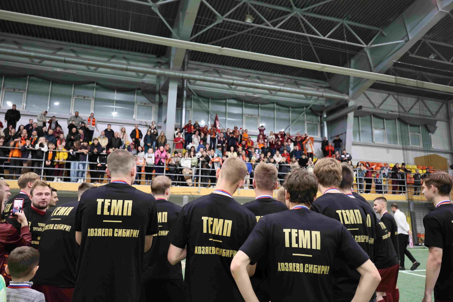 «Темп» 1:0 «Динамо-Барнаул-М». Третья лига. 05.10.2025. Александр Чёрный («Алтайский спорт»), Владимир Мартынов («CX News») — кадр 69