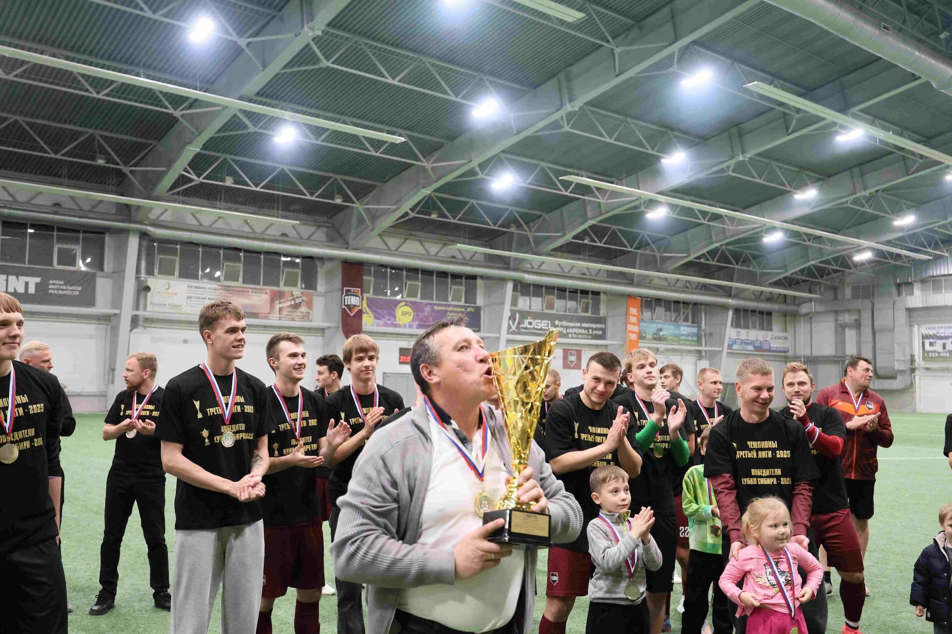 «Темп» 1:0 «Динамо-Барнаул-М». Третья лига. 05.10.2025. Александр Чёрный («Алтайский спорт»), Владимир Мартынов («CX News») — кадр 71