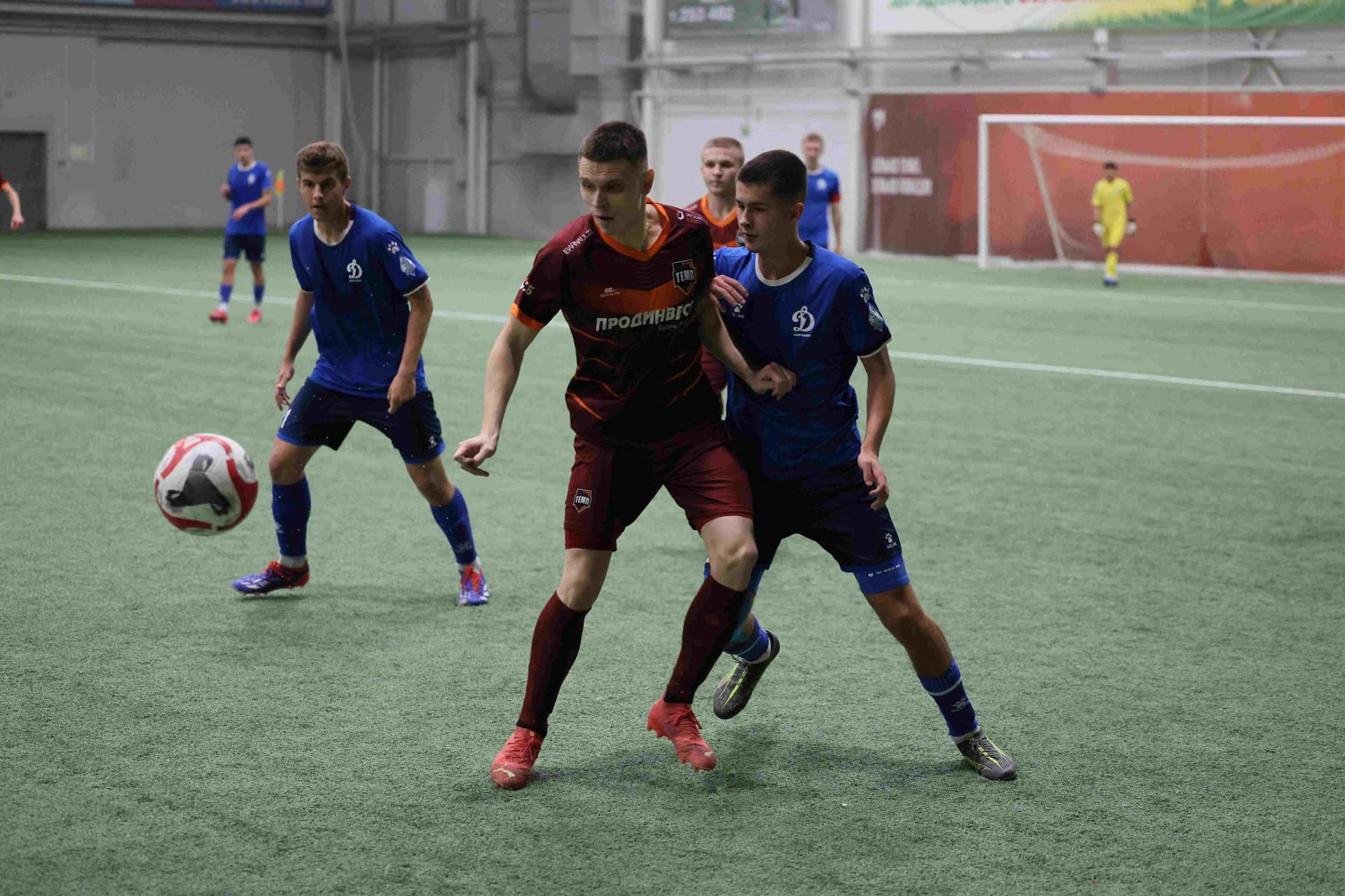 «Темп» 1:0 «Динамо-Барнаул-М». Третья лига. 05.10.2025. Александр Чёрный («Алтайский спорт»), Владимир Мартынов («CX News») — кадр 9