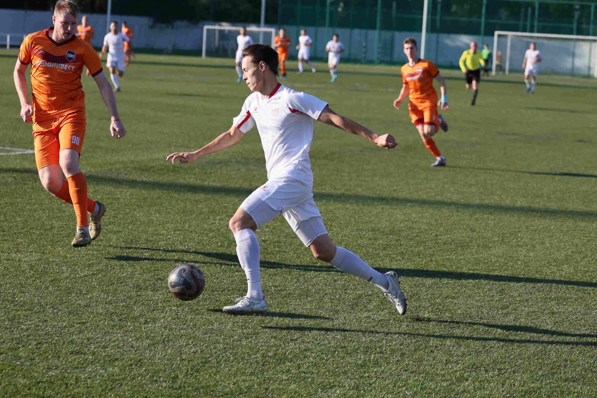 «Полимер» 2:2 «Темп». Третья лига. 05.09.2025. Владимир Мартынов («CX News») и Александр Чёрный («Алтайский спорт») — кадр 171