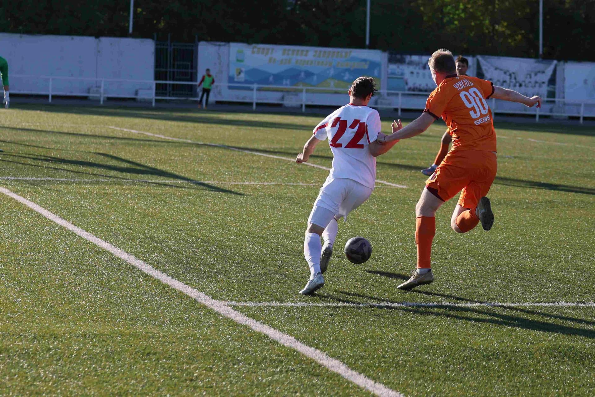 «Полимер» 2:2 «Темп». Третья лига. 05.09.2025. Владимир Мартынов («CX News») и Александр Чёрный («Алтайский спорт») — кадр 173