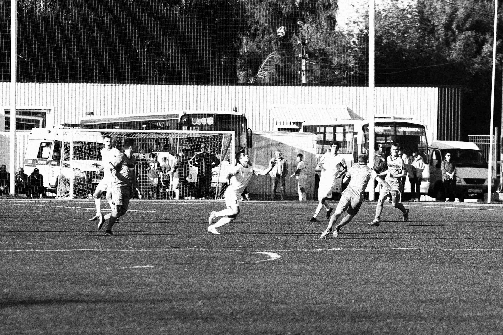 «Полимер» 2:2 «Темп». Третья лига. 05.09.2025. Владимир Мартынов («CX News») и Александр Чёрный («Алтайский спорт») — кадр 175