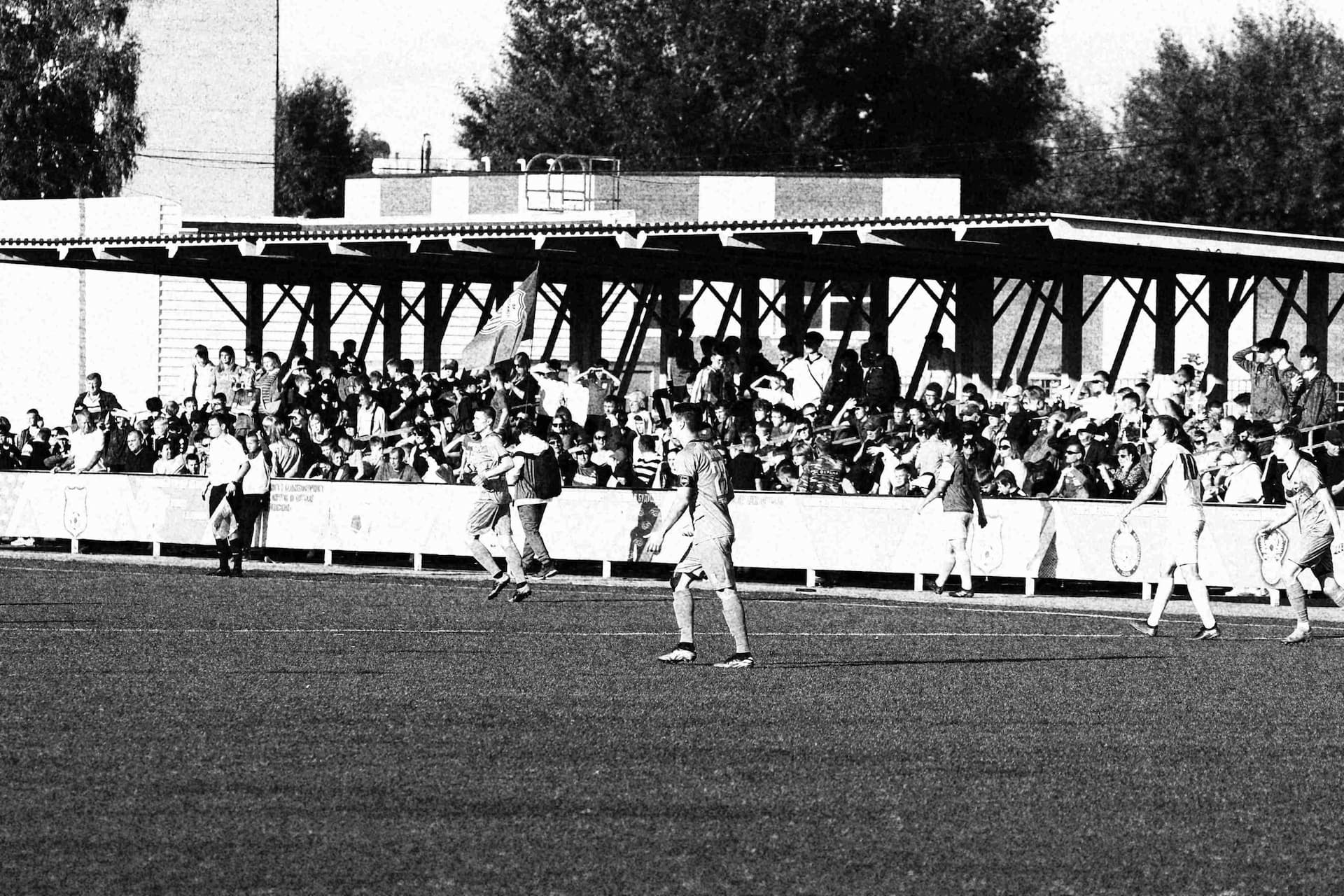 «Полимер» 2:2 «Темп». Третья лига. 05.09.2025. Владимир Мартынов («CX News») и Александр Чёрный («Алтайский спорт») — кадр 176