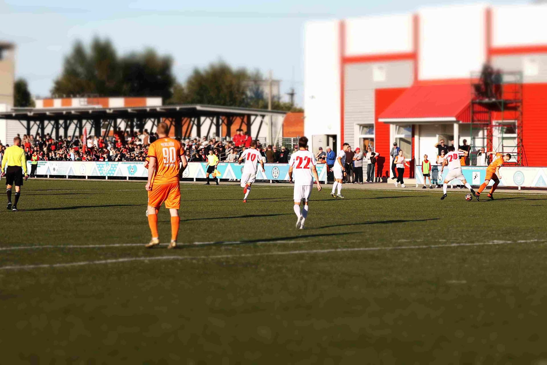 «Полимер» 2:2 «Темп». Третья лига. 05.09.2025. Владимир Мартынов («CX News») и Александр Чёрный («Алтайский спорт») — кадр 178