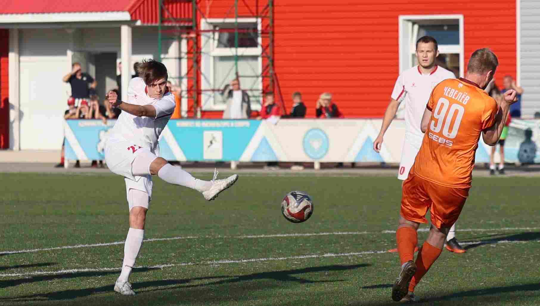 «Полимер» 2:2 «Темп». Третья лига. 05.09.2025. Владимир Мартынов («CX News») и Александр Чёрный («Алтайский спорт») — кадр 184