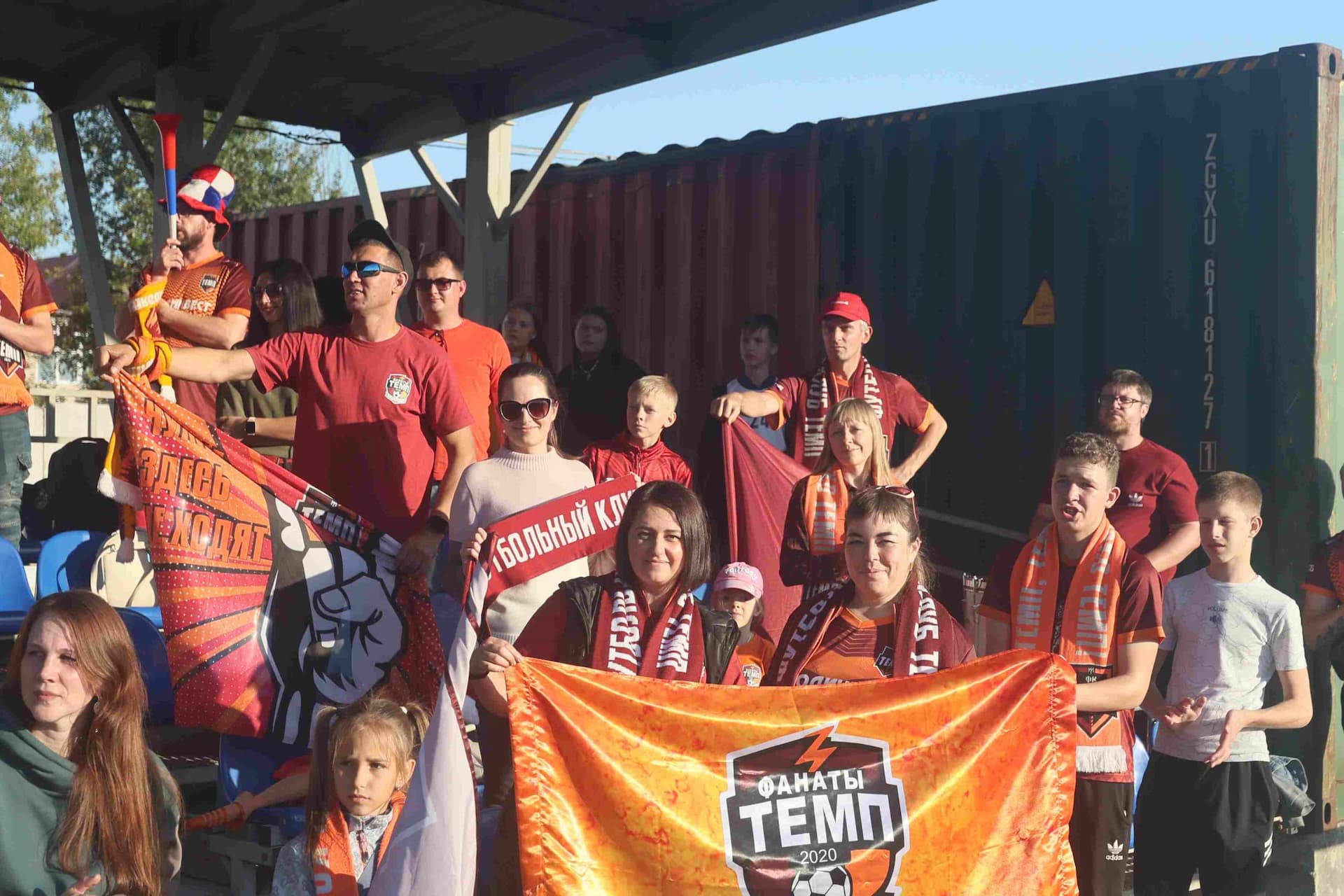 «Полимер» 2:2 «Темп». Третья лига. 05.09.2025. Владимир Мартынов («CX News») и Александр Чёрный («Алтайский спорт») — кадр 189