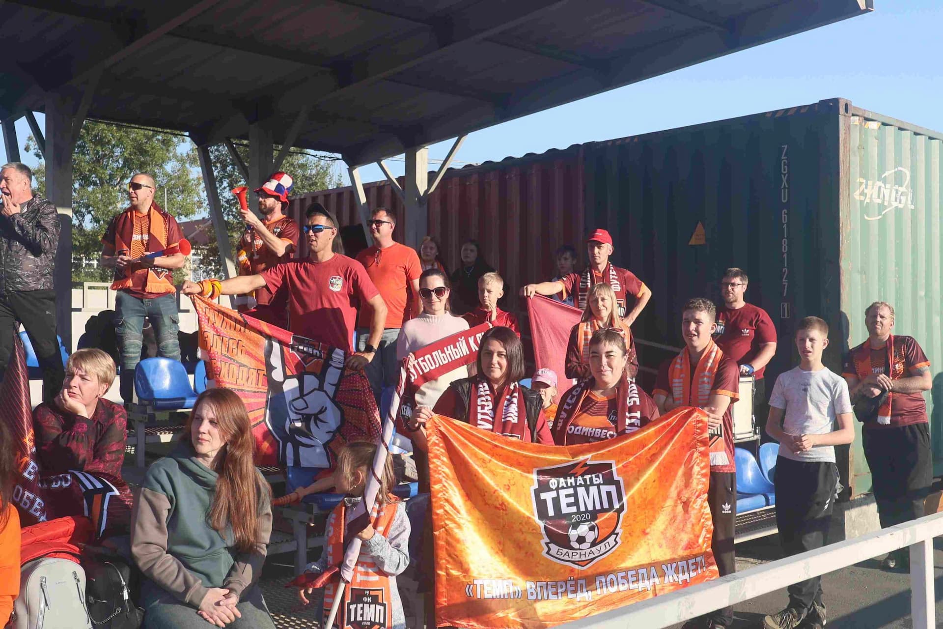 «Полимер» 2:2 «Темп». Третья лига. 05.09.2025. Владимир Мартынов («CX News») и Александр Чёрный («Алтайский спорт») — кадр 190