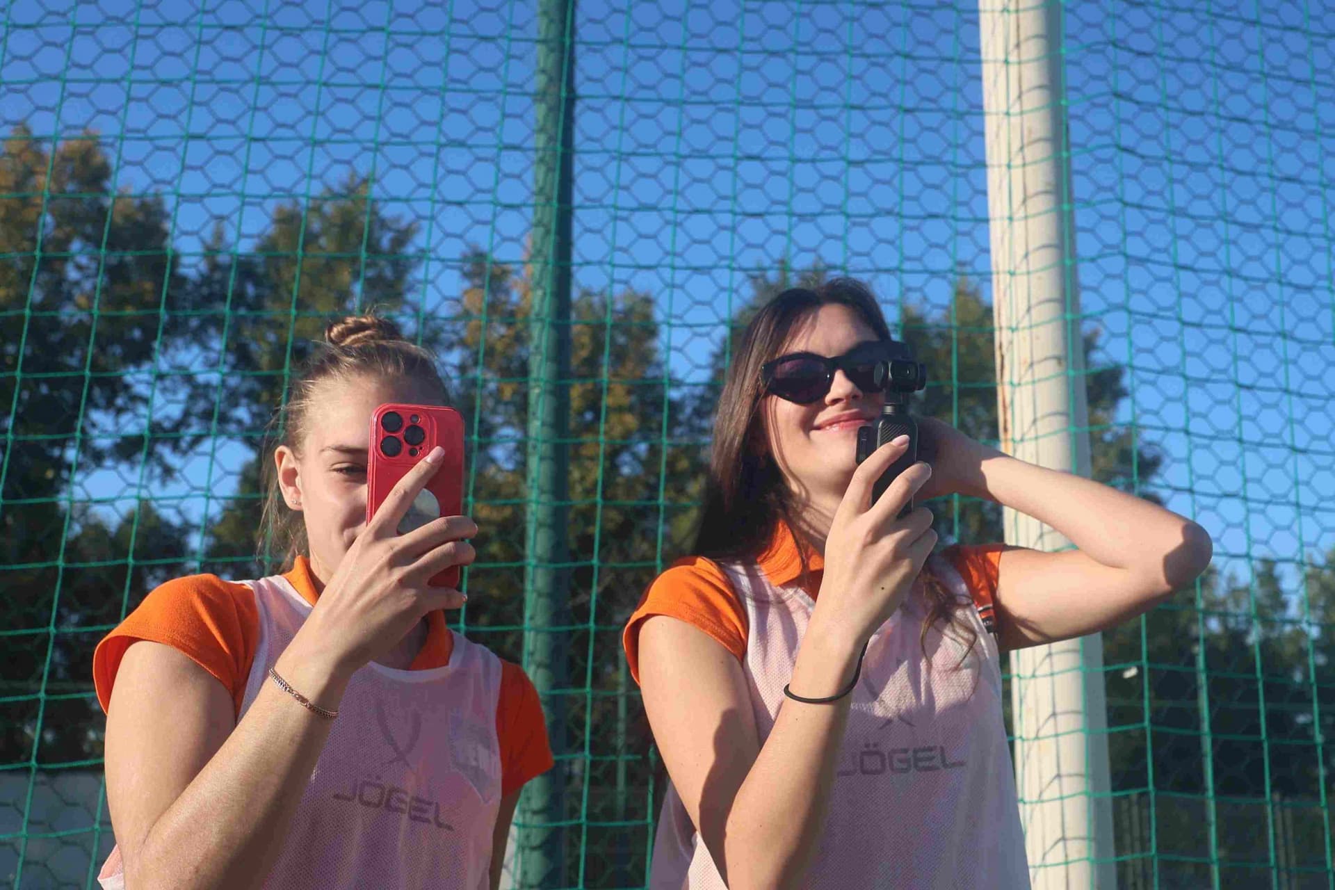 «Полимер» 2:2 «Темп». Третья лига. 05.09.2025. Владимир Мартынов («CX News») и Александр Чёрный («Алтайский спорт») — кадр 192