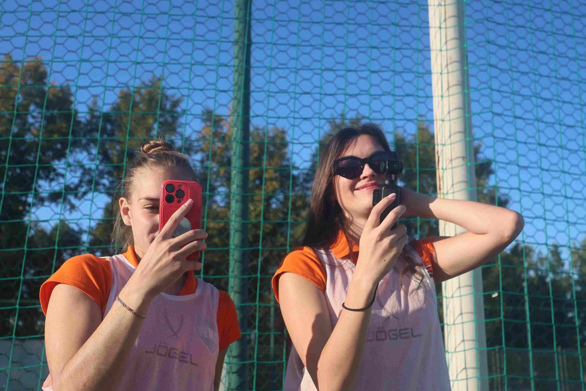 «Полимер» 2:2 «Темп». Третья лига. 05.09.2025. Владимир Мартынов («CX News») и Александр Чёрный («Алтайский спорт») — кадр 193