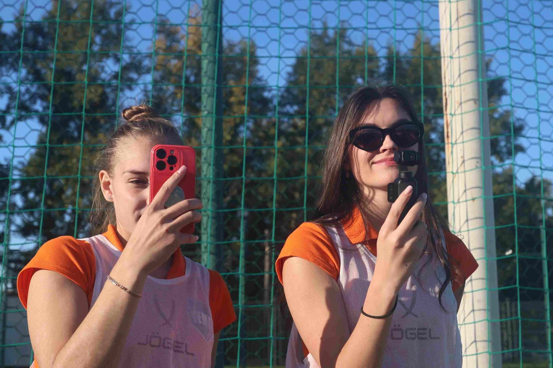 «Полимер» 2:2 «Темп». Третья лига. 05.09.2025. Владимир Мартынов («CX News») и Александр Чёрный («Алтайский спорт») — кадр 194