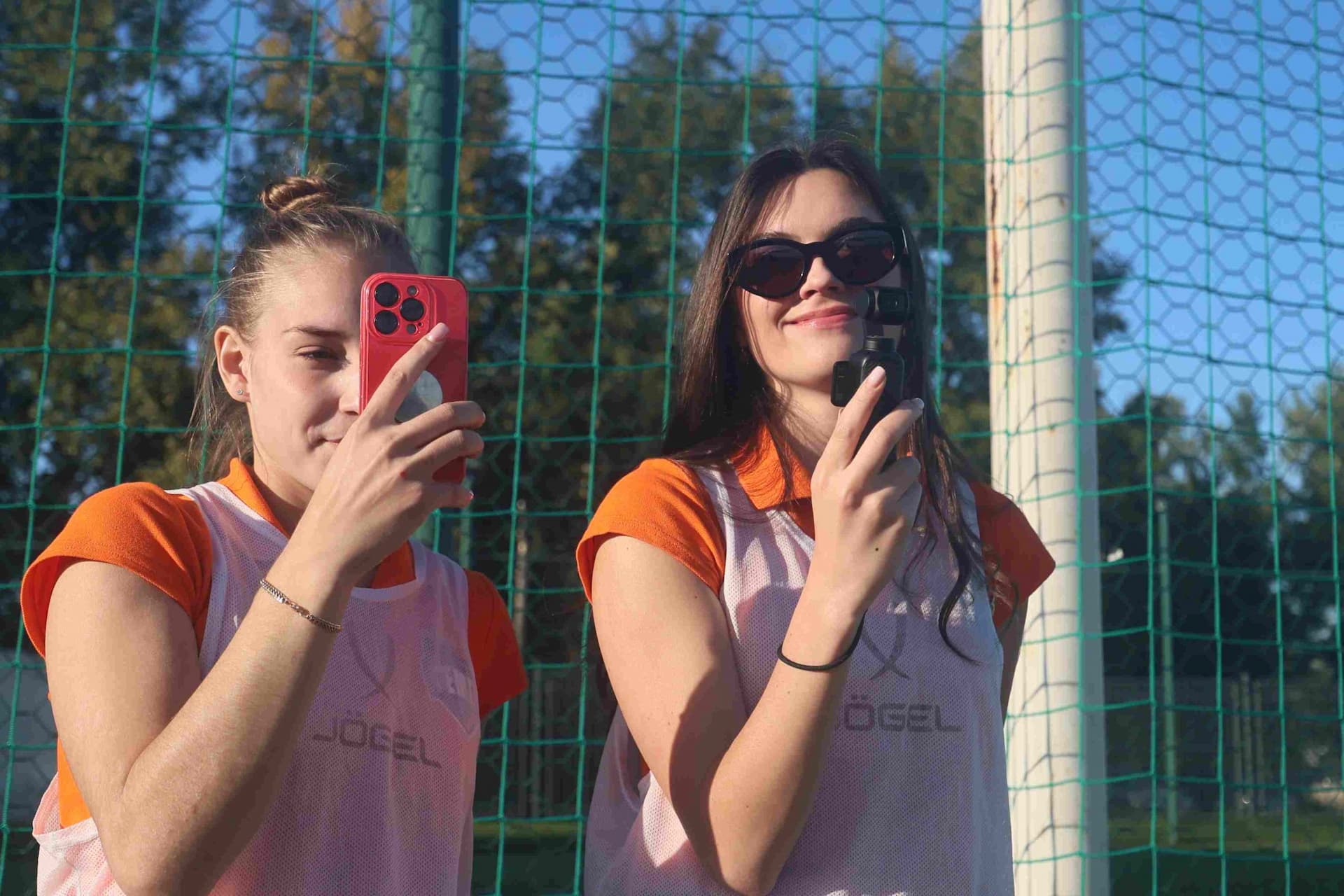 «Полимер» 2:2 «Темп». Третья лига. 05.09.2025. Владимир Мартынов («CX News») и Александр Чёрный («Алтайский спорт») — кадр 195