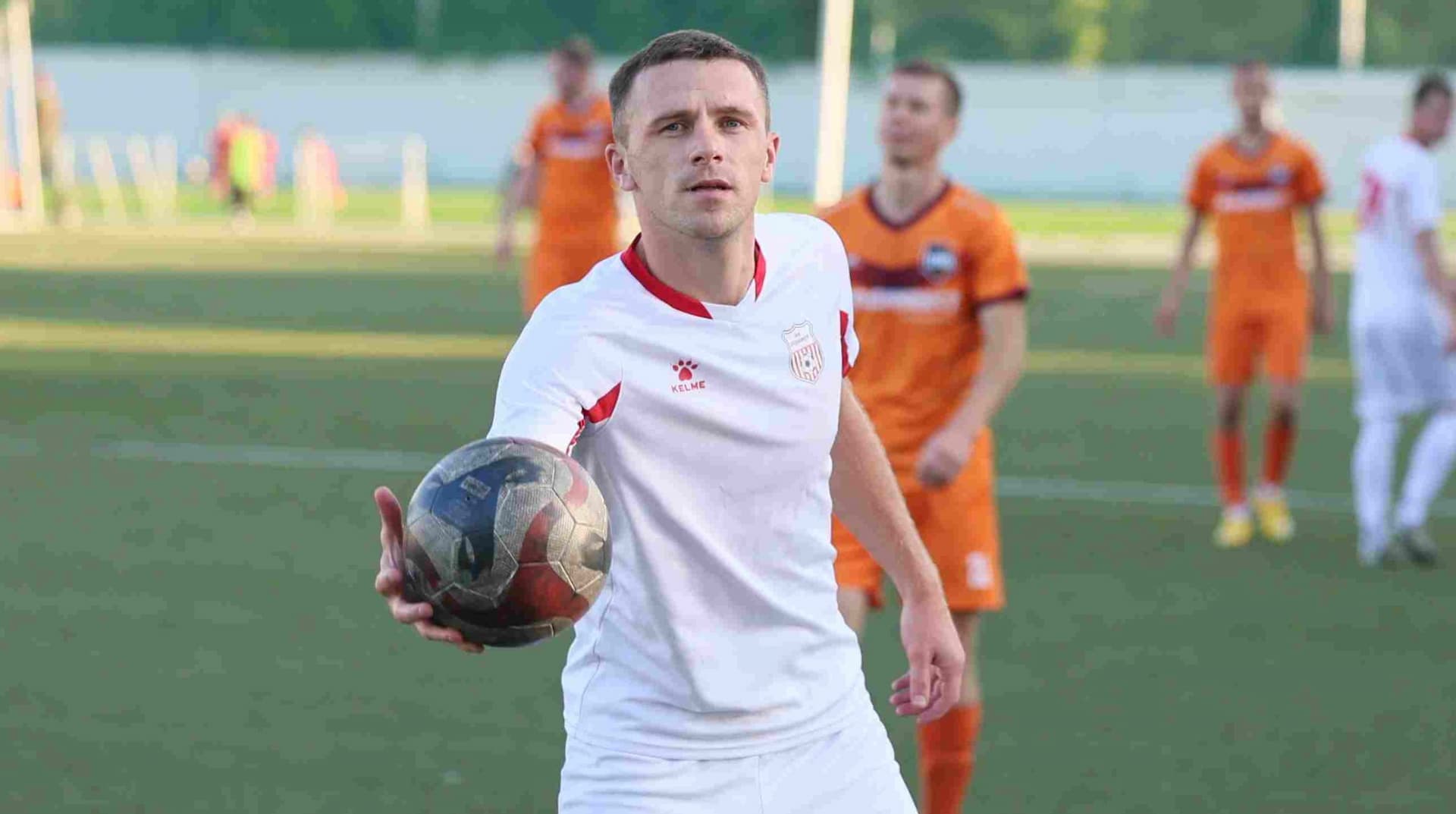 «Полимер» 2:2 «Темп». Третья лига. 05.09.2025. Владимир Мартынов («CX News») и Александр Чёрный («Алтайский спорт») — кадр 196