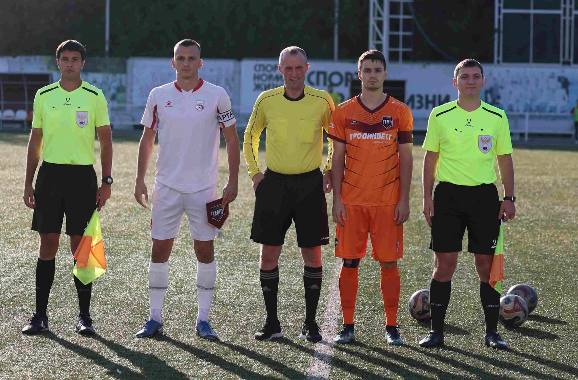 «Полимер» 2:2 «Темп». Третья лига. 05.09.2025. Владимир Мартынов («CX News») и Александр Чёрный («Алтайский спорт») — кадр 163