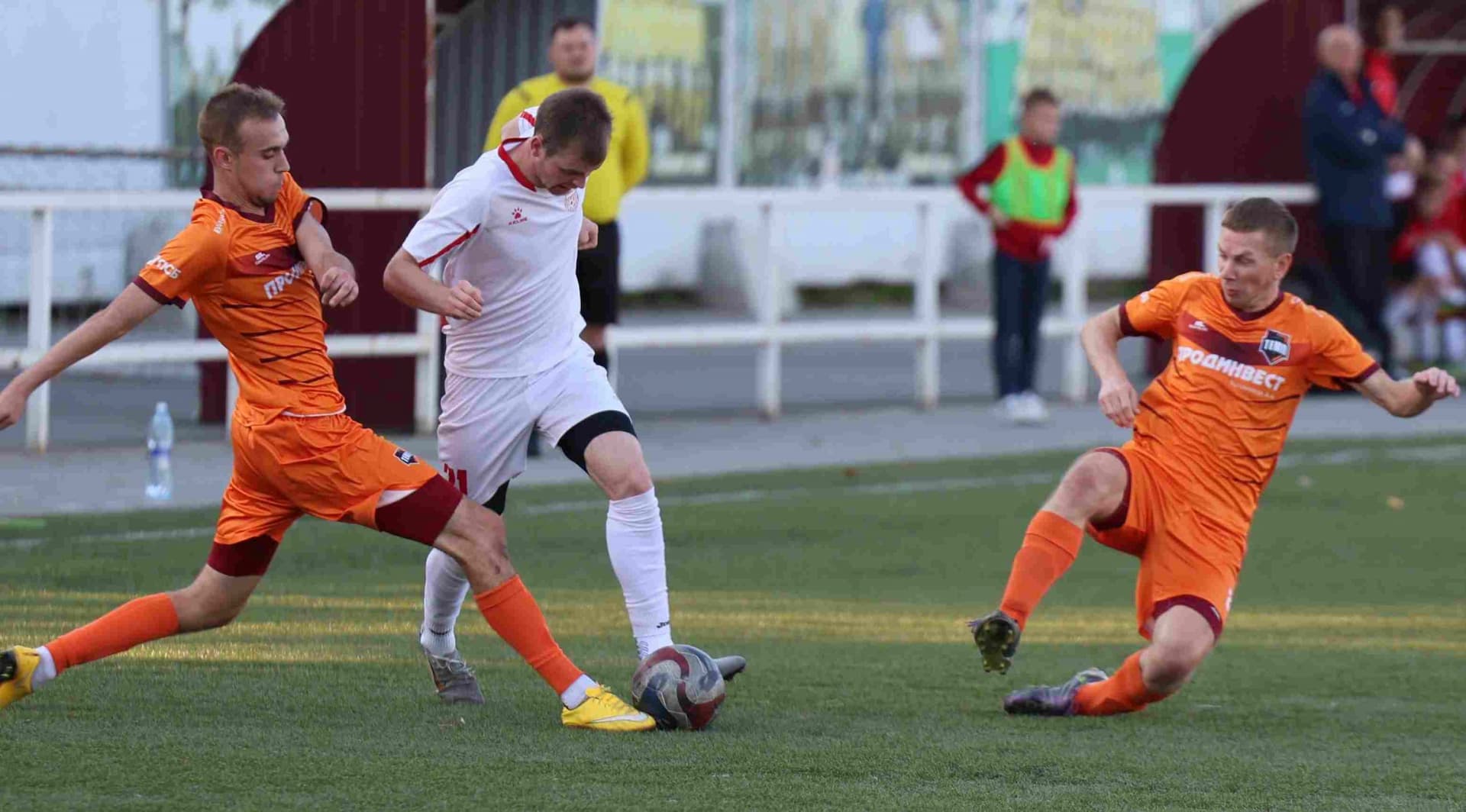 «Полимер» 2:2 «Темп». Третья лига. 05.09.2025. Владимир Мартынов («CX News») и Александр Чёрный («Алтайский спорт») — кадр 204