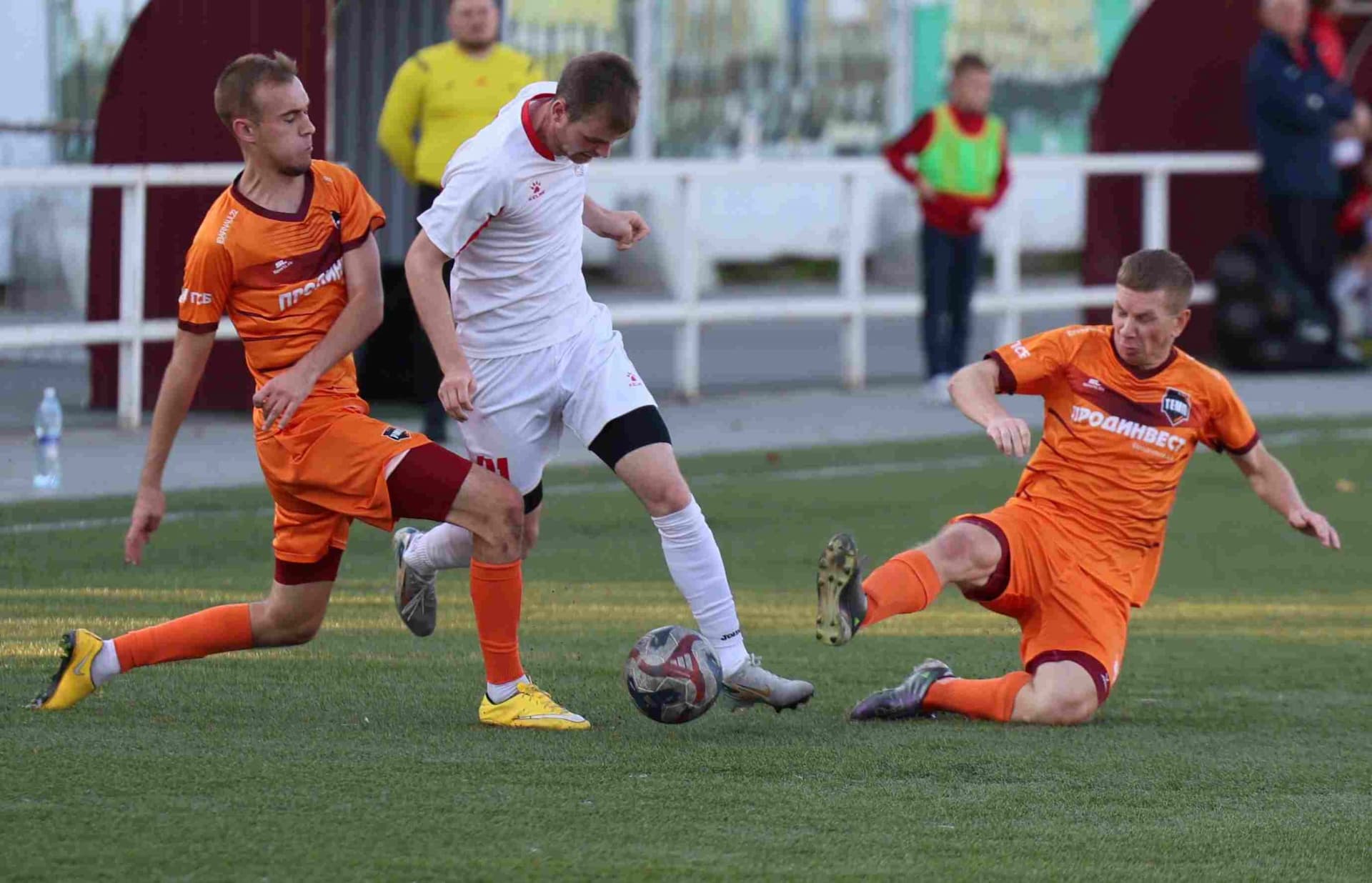 «Полимер» 2:2 «Темп». Третья лига. 05.09.2025. Владимир Мартынов («CX News») и Александр Чёрный («Алтайский спорт») — кадр 205