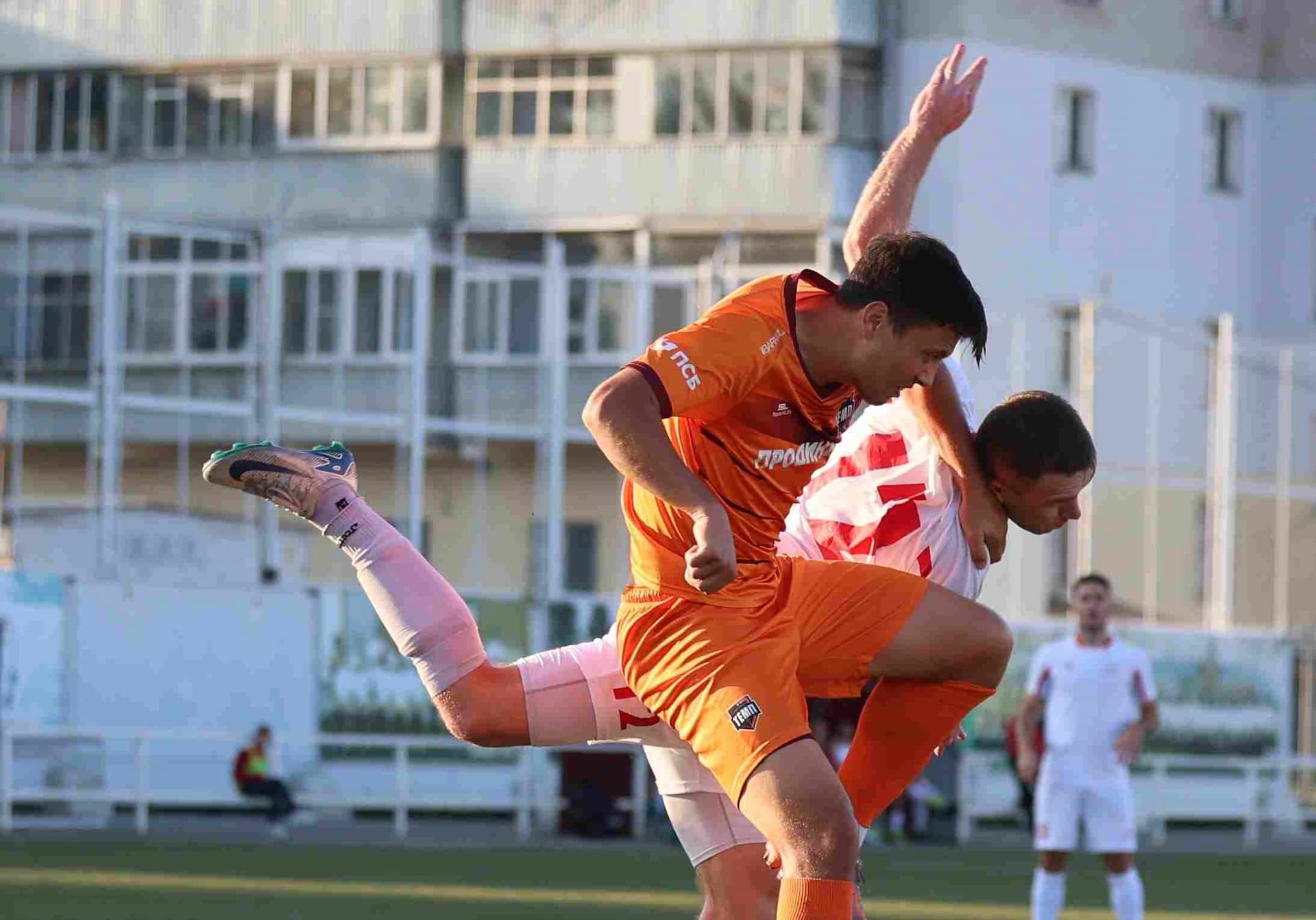 «Полимер» 2:2 «Темп». Третья лига. 05.09.2025. Владимир Мартынов («CX News») и Александр Чёрный («Алтайский спорт») — кадр 209