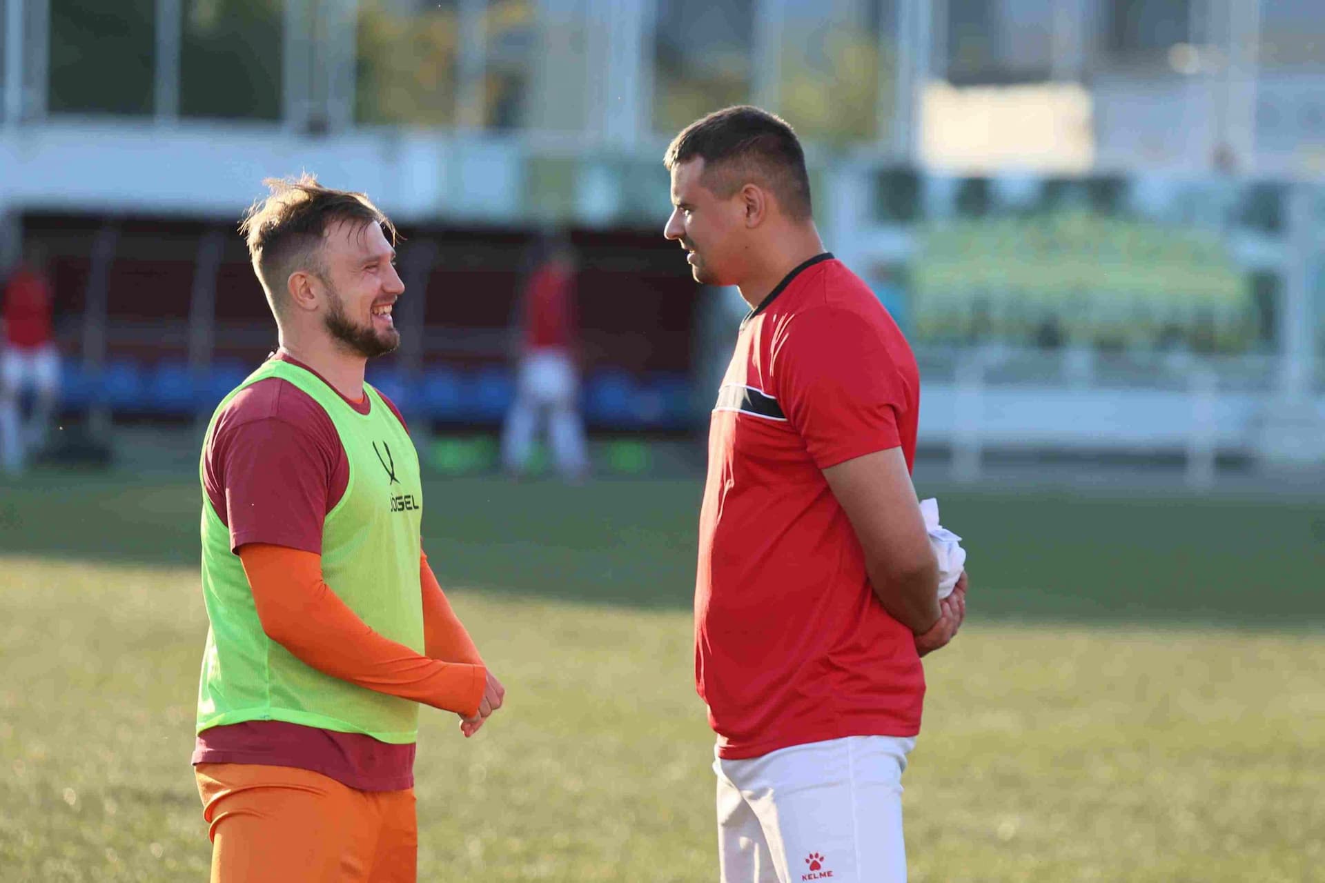 «Полимер» 2:2 «Темп». Третья лига. 05.09.2025. Владимир Мартынов («CX News») и Александр Чёрный («Алтайский спорт») — кадр 212