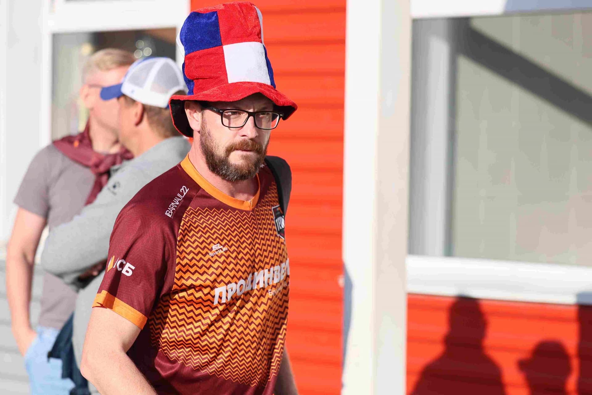 «Полимер» 2:2 «Темп». Третья лига. 05.09.2025. Владимир Мартынов («CX News») и Александр Чёрный («Алтайский спорт») — кадр 165