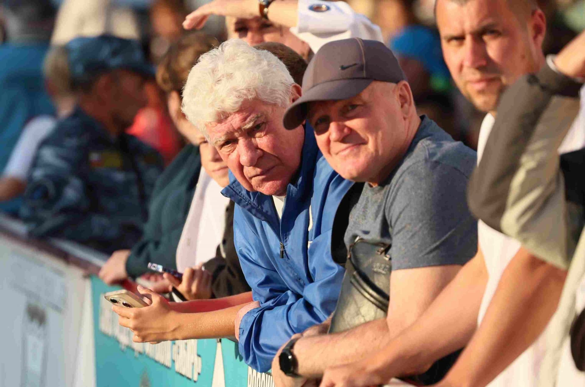 «Полимер» 2:2 «Темп». Третья лига. 05.09.2025. Владимир Мартынов («CX News») и Александр Чёрный («Алтайский спорт») — кадр 220