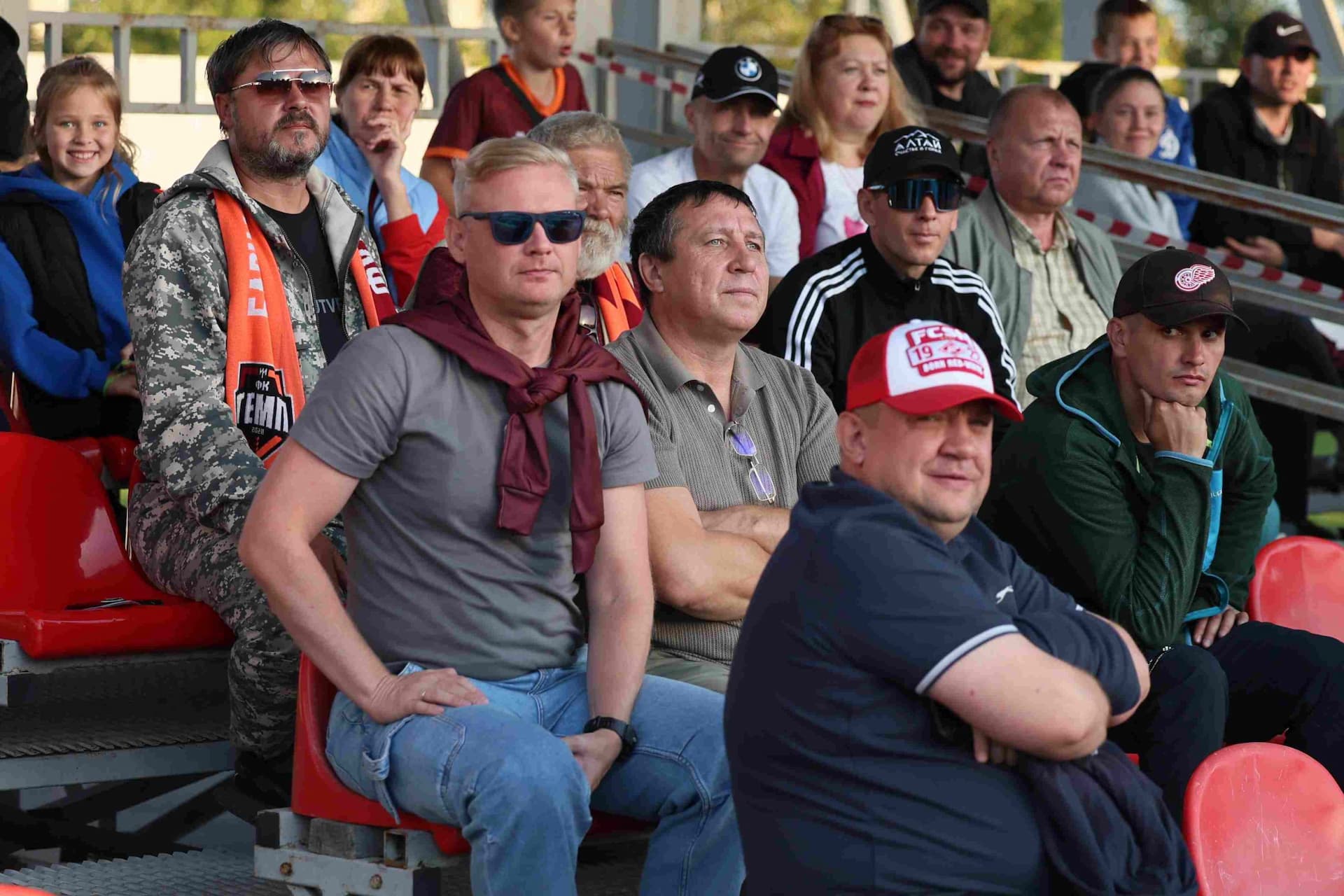 «Полимер» 2:2 «Темп». Третья лига. 05.09.2025. Владимир Мартынов («CX News») и Александр Чёрный («Алтайский спорт») — кадр 222