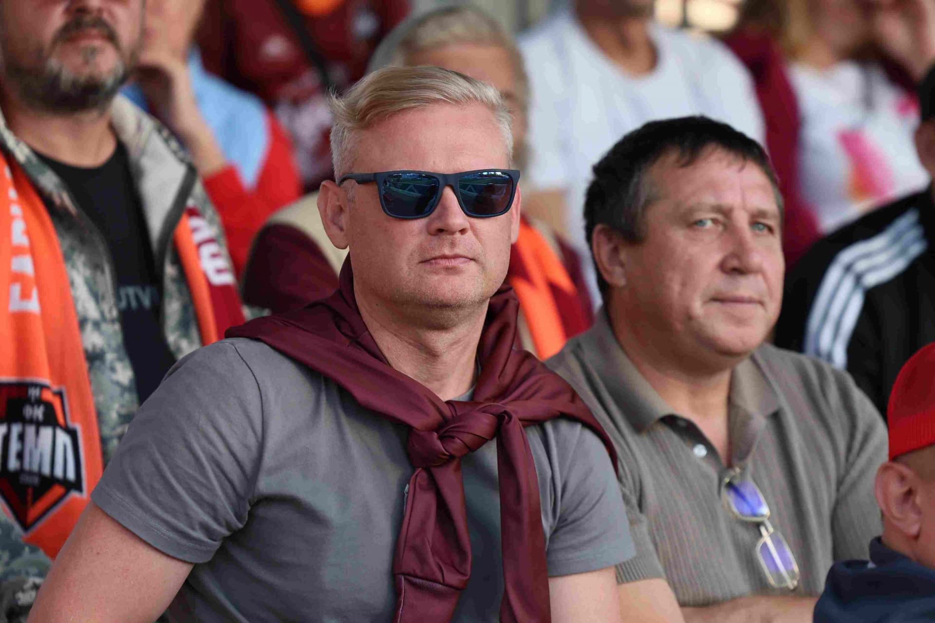 «Полимер» 2:2 «Темп». Третья лига. 05.09.2025. Владимир Мартынов («CX News») и Александр Чёрный («Алтайский спорт») — кадр 224