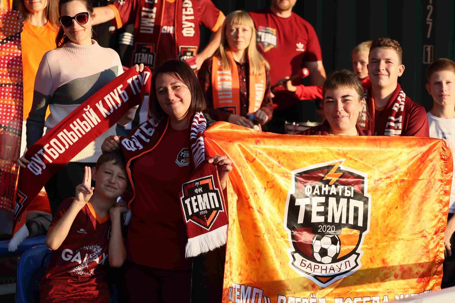 «Полимер» 2:2 «Темп». Третья лига. 05.09.2025. Владимир Мартынов («CX News») и Александр Чёрный («Алтайский спорт») — кадр 225