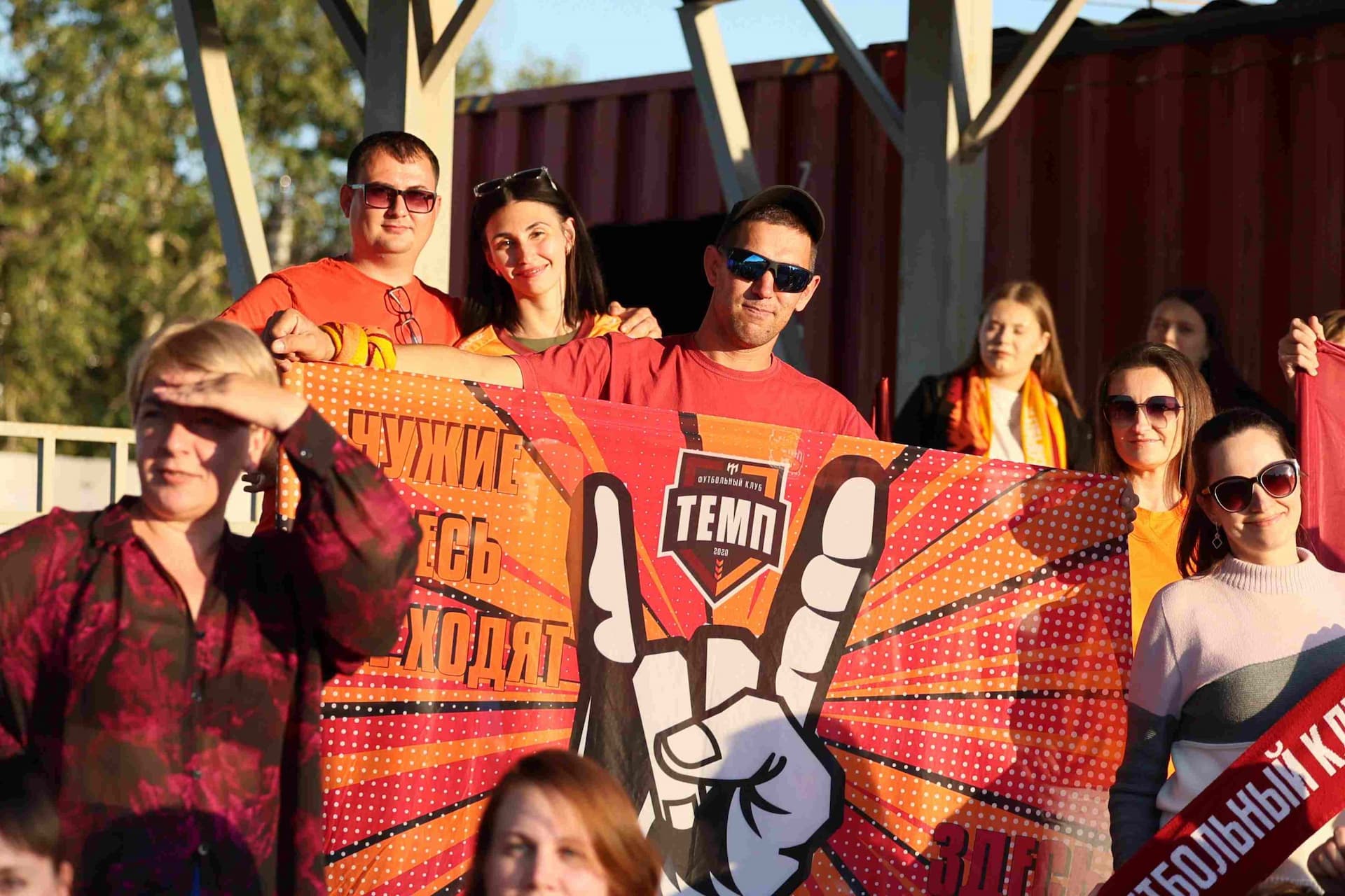 «Полимер» 2:2 «Темп». Третья лига. 05.09.2025. Владимир Мартынов («CX News») и Александр Чёрный («Алтайский спорт») — кадр 228