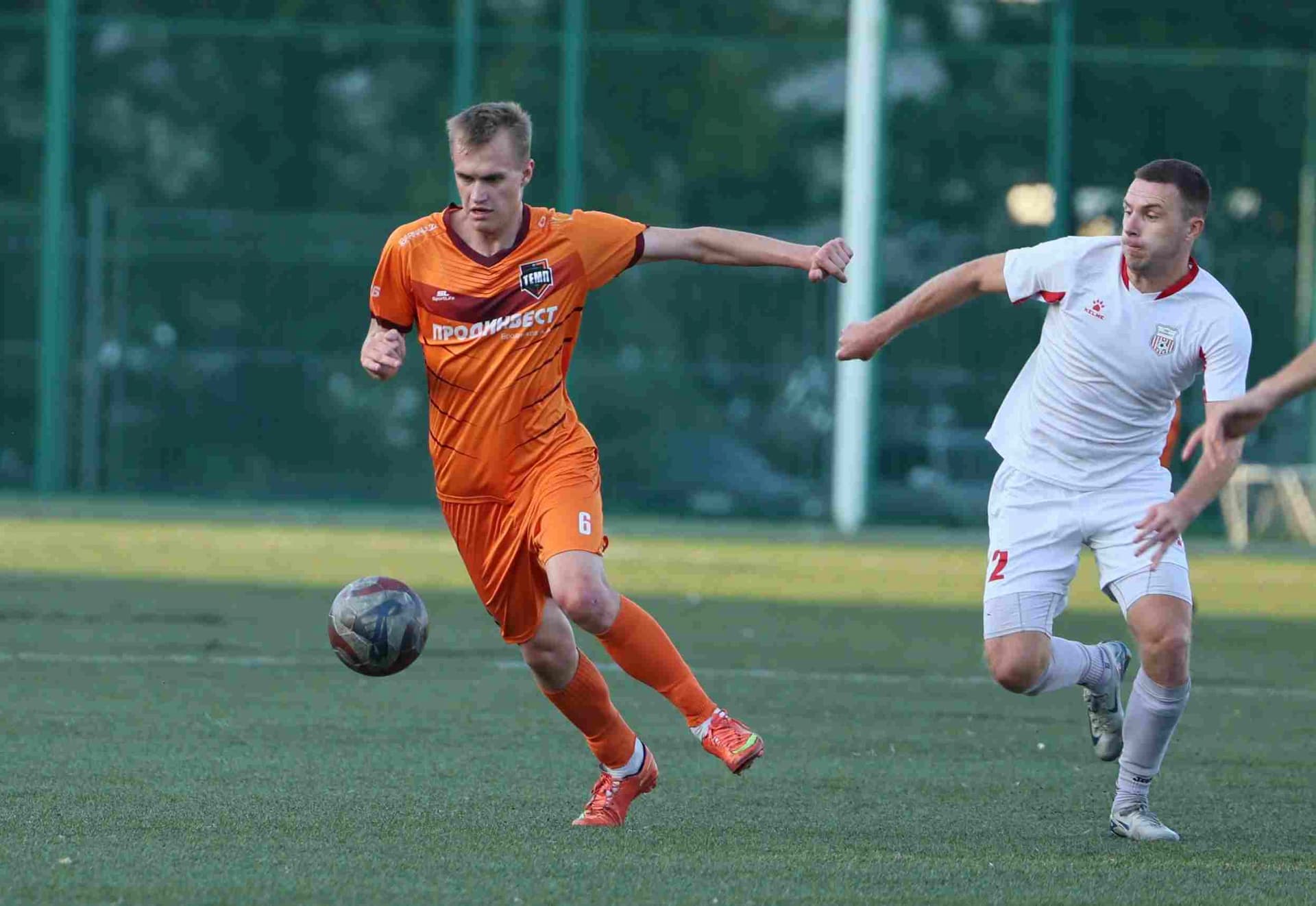 «Полимер» 2:2 «Темп». Третья лига. 05.09.2025. Владимир Мартынов («CX News») и Александр Чёрный («Алтайский спорт») — кадр 236