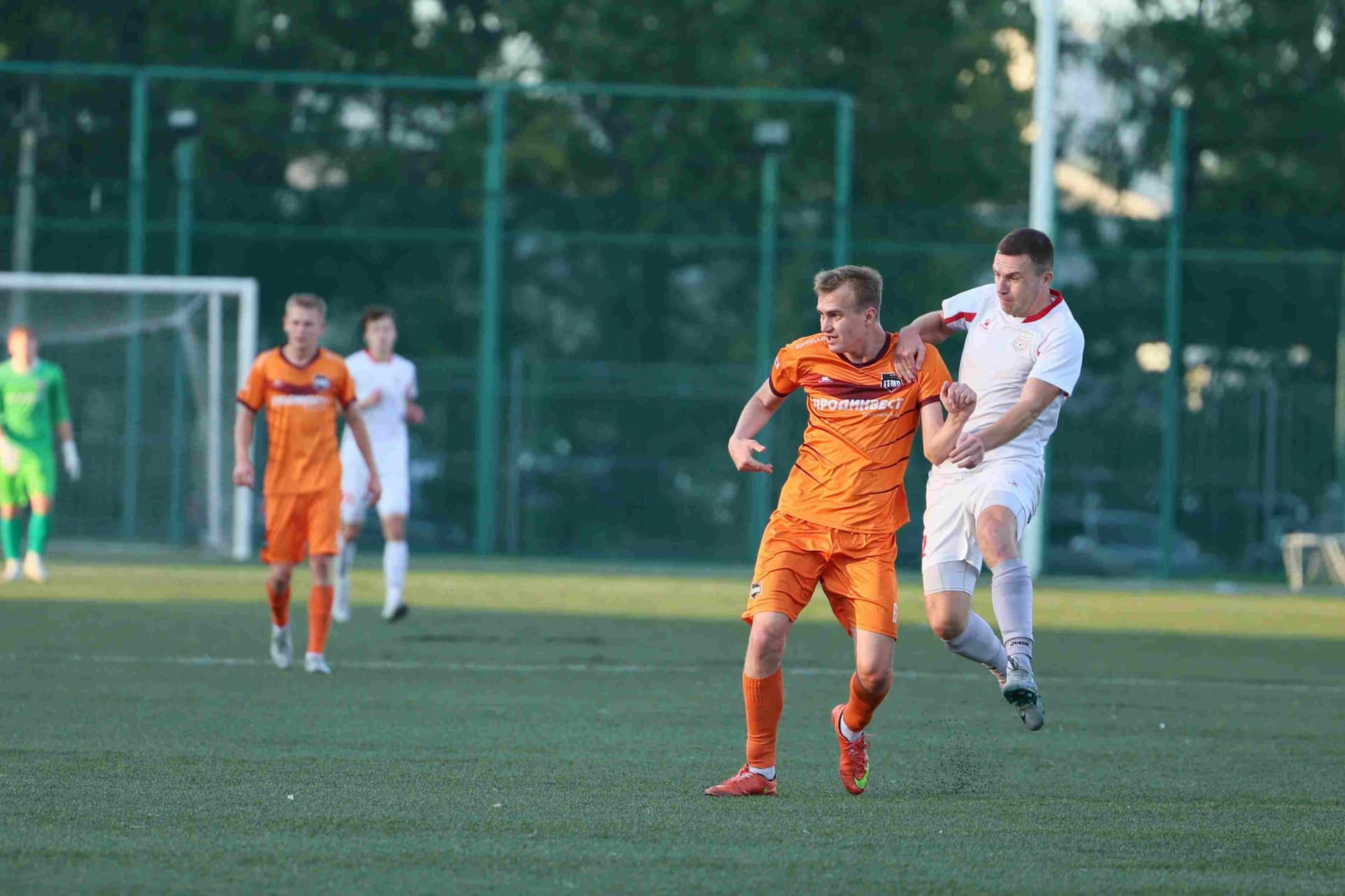 «Полимер» 2:2 «Темп». Третья лига. 05.09.2025. Владимир Мартынов («CX News») и Александр Чёрный («Алтайский спорт») — кадр 237