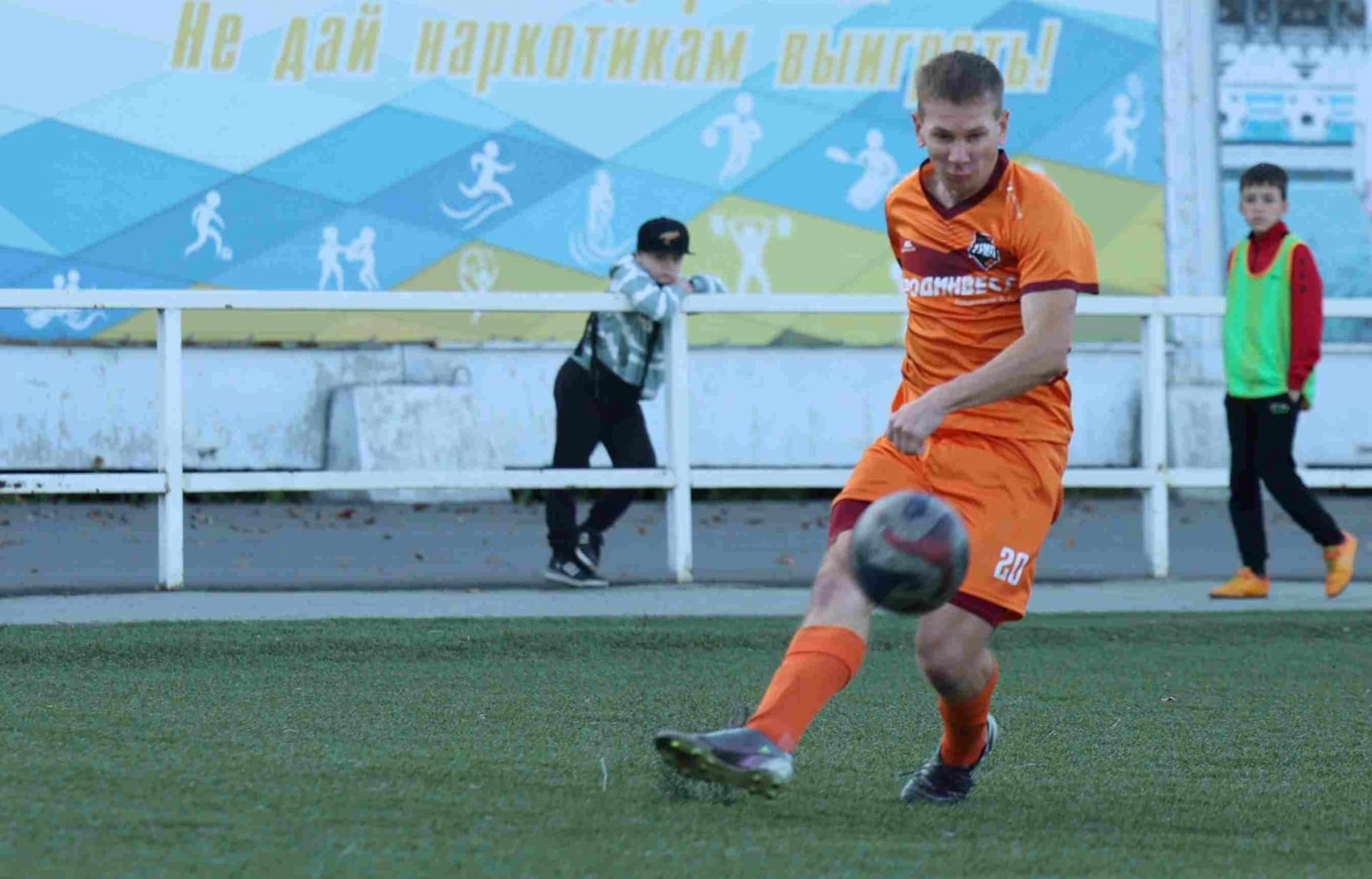 «Полимер» 2:2 «Темп». Третья лига. 05.09.2025. Владимир Мартынов («CX News») и Александр Чёрный («Алтайский спорт») — кадр 238