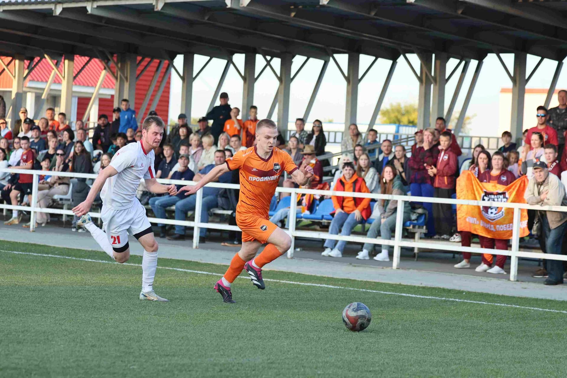 «Полимер» 2:2 «Темп». Третья лига. 05.09.2025. Владимир Мартынов («CX News») и Александр Чёрный («Алтайский спорт») — кадр 244