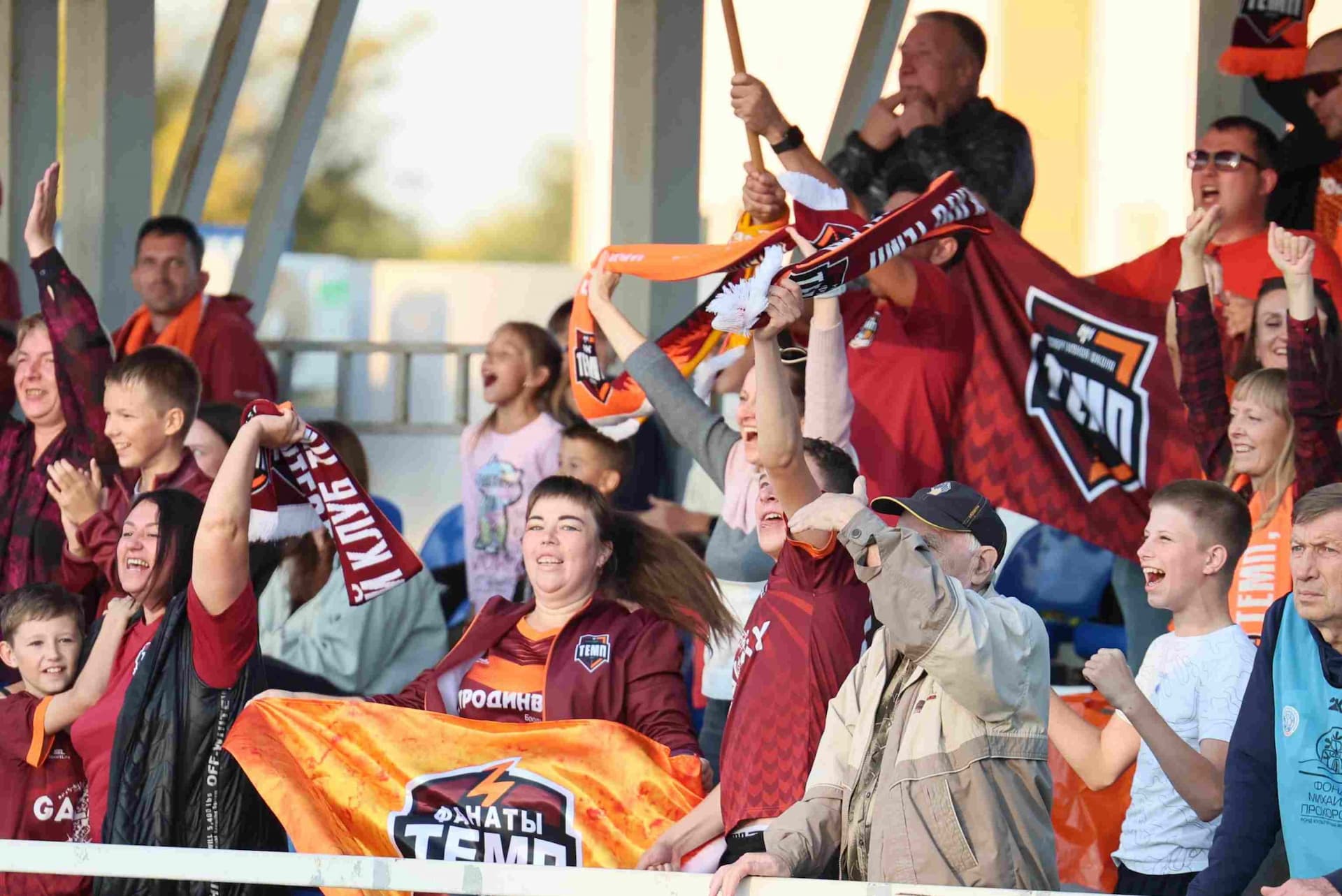 «Полимер» 2:2 «Темп». Третья лига. 05.09.2025. Владимир Мартынов («CX News») и Александр Чёрный («Алтайский спорт») — кадр 245