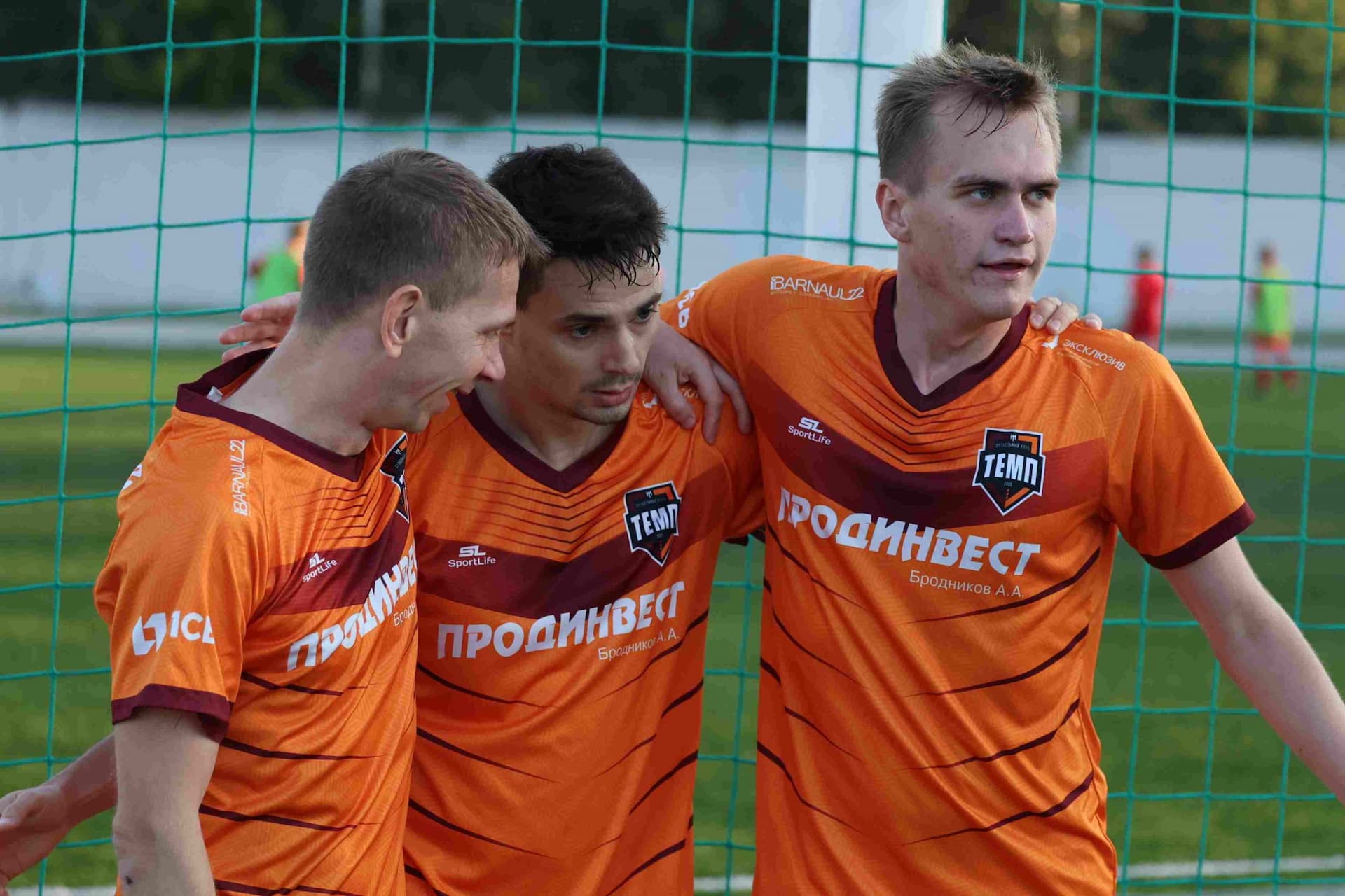 «Полимер» 2:2 «Темп». Третья лига. 05.09.2025. Владимир Мартынов («CX News») и Александр Чёрный («Алтайский спорт») — кадр 249