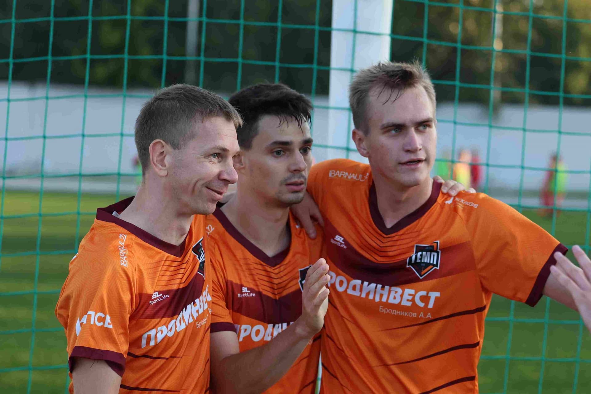 «Полимер» 2:2 «Темп». Третья лига. 05.09.2025. Владимир Мартынов («CX News») и Александр Чёрный («Алтайский спорт») — кадр 250