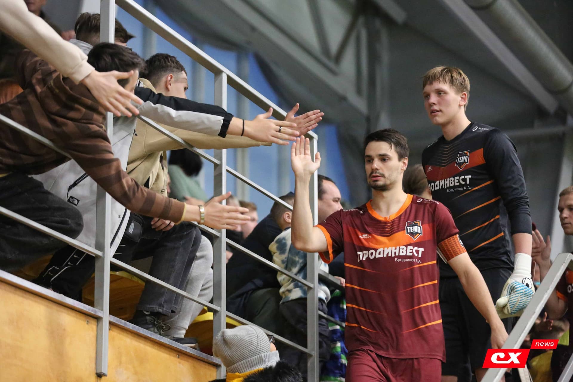 «Темп» 1:0 «Динамо-Барнаул-М». Третья лига. 05.10.2025. Александр Чёрный («Алтайский спорт»), Владимир Мартынов («CX News») — кадр 128