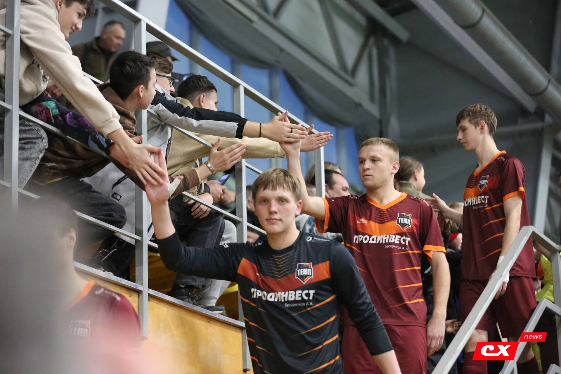 «Темп» 1:0 «Динамо-Барнаул-М». Третья лига. 05.10.2025. Александр Чёрный («Алтайский спорт»), Владимир Мартынов («CX News») — кадр 131