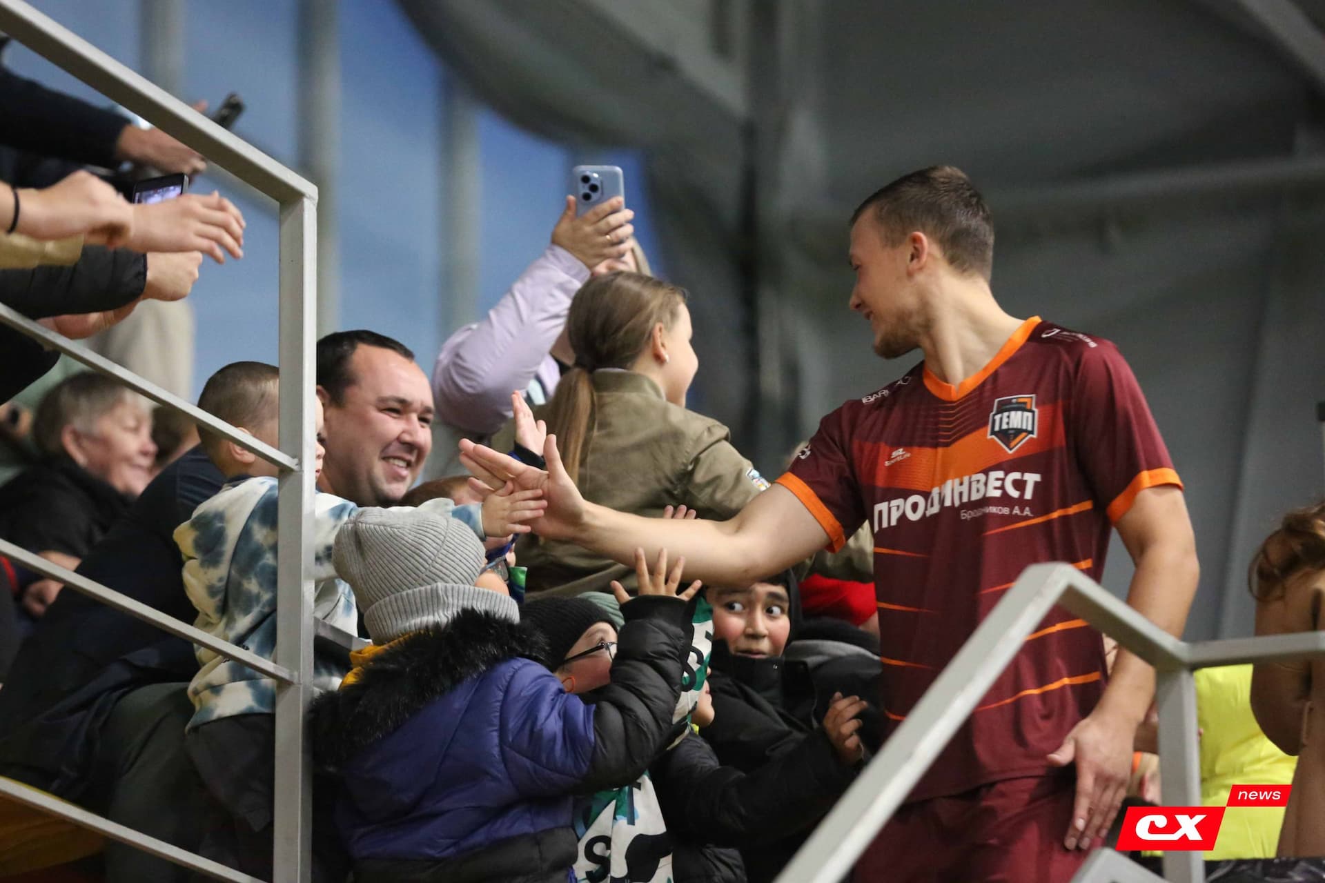 «Темп» 1:0 «Динамо-Барнаул-М». Третья лига. 05.10.2025. Александр Чёрный («Алтайский спорт»), Владимир Мартынов («CX News») — кадр 145