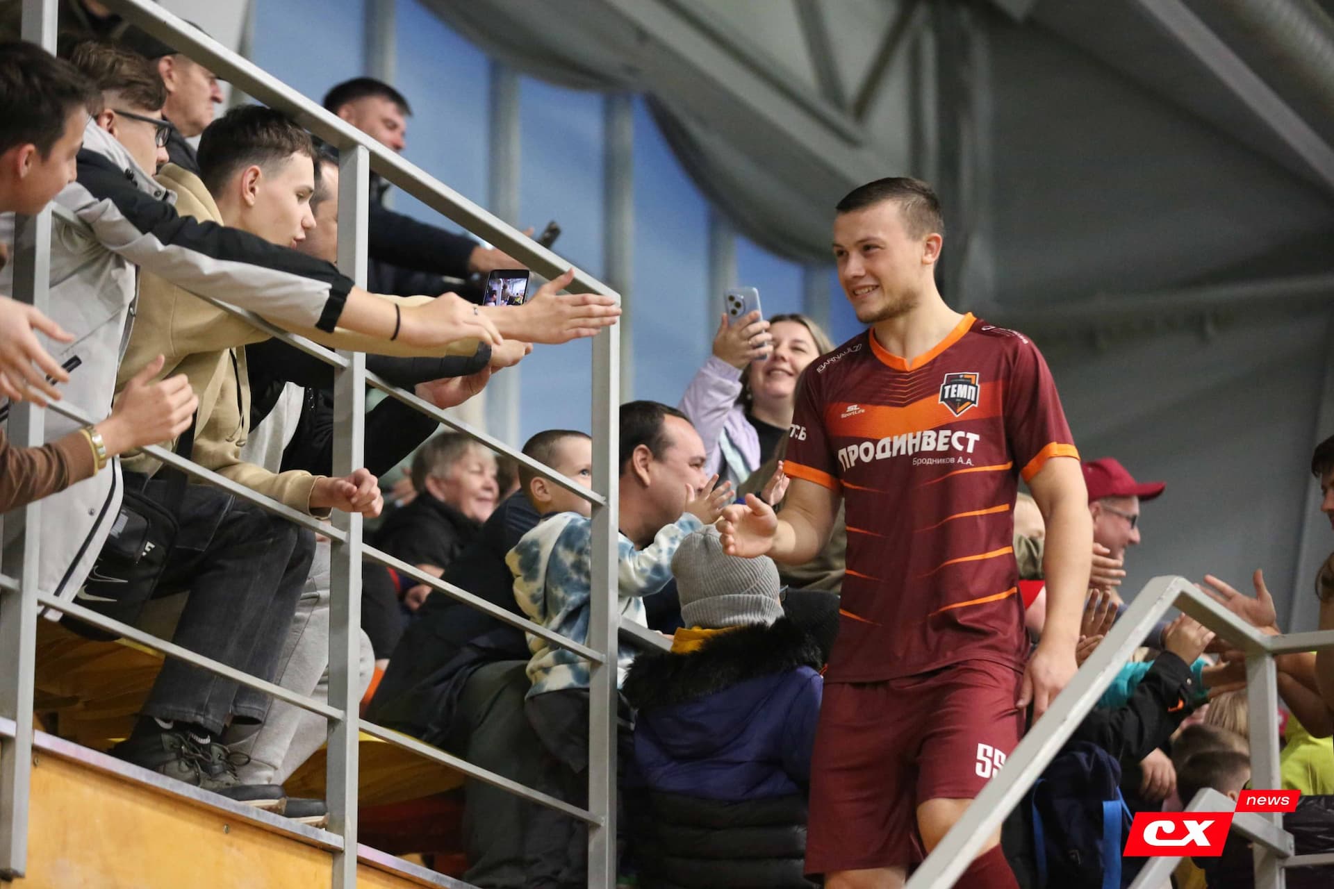 «Темп» 1:0 «Динамо-Барнаул-М». Третья лига. 05.10.2025. Александр Чёрный («Алтайский спорт»), Владимир Мартынов («CX News») — кадр 147