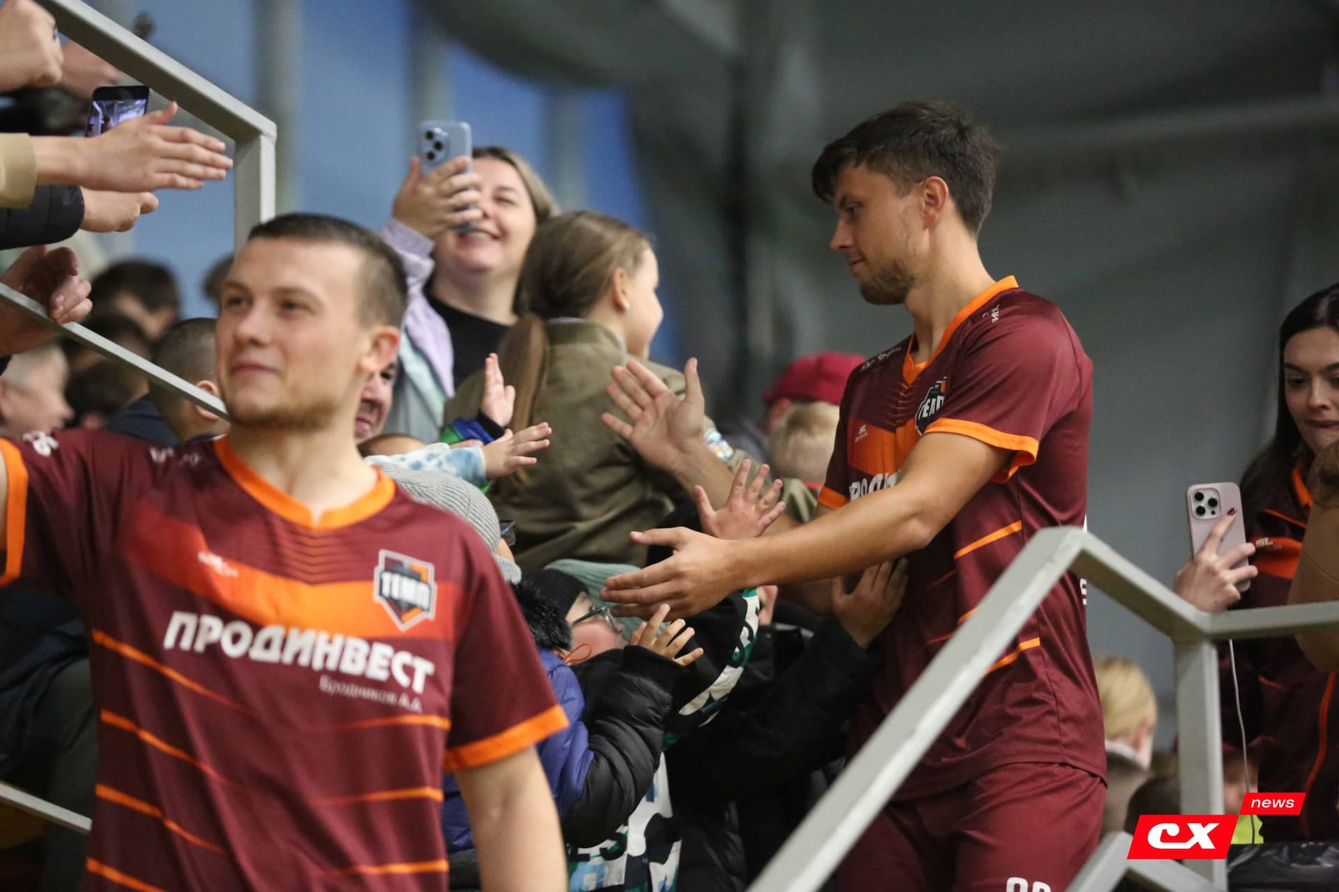 «Темп» 1:0 «Динамо-Барнаул-М». Третья лига. 05.10.2025. Александр Чёрный («Алтайский спорт»), Владимир Мартынов («CX News») — кадр 149