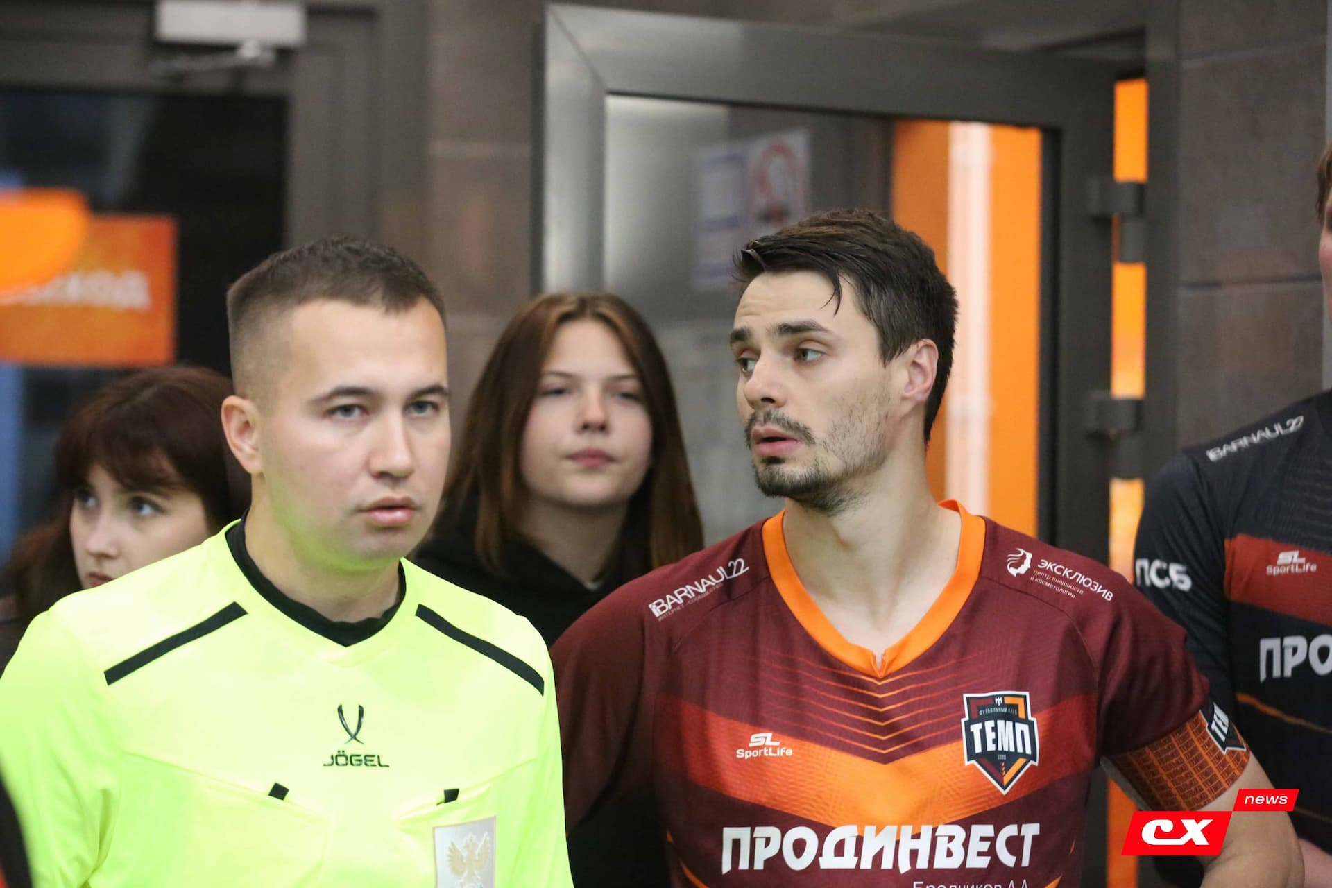 «Темп» 1:0 «Динамо-Барнаул-М». Третья лига. 05.10.2025. Александр Чёрный («Алтайский спорт»), Владимир Мартынов («CX News») — кадр 151